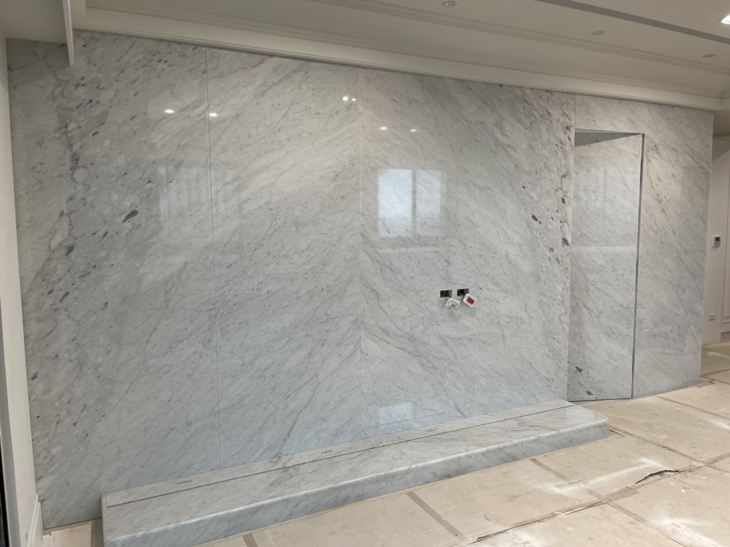 卡拉拉白-電視牆