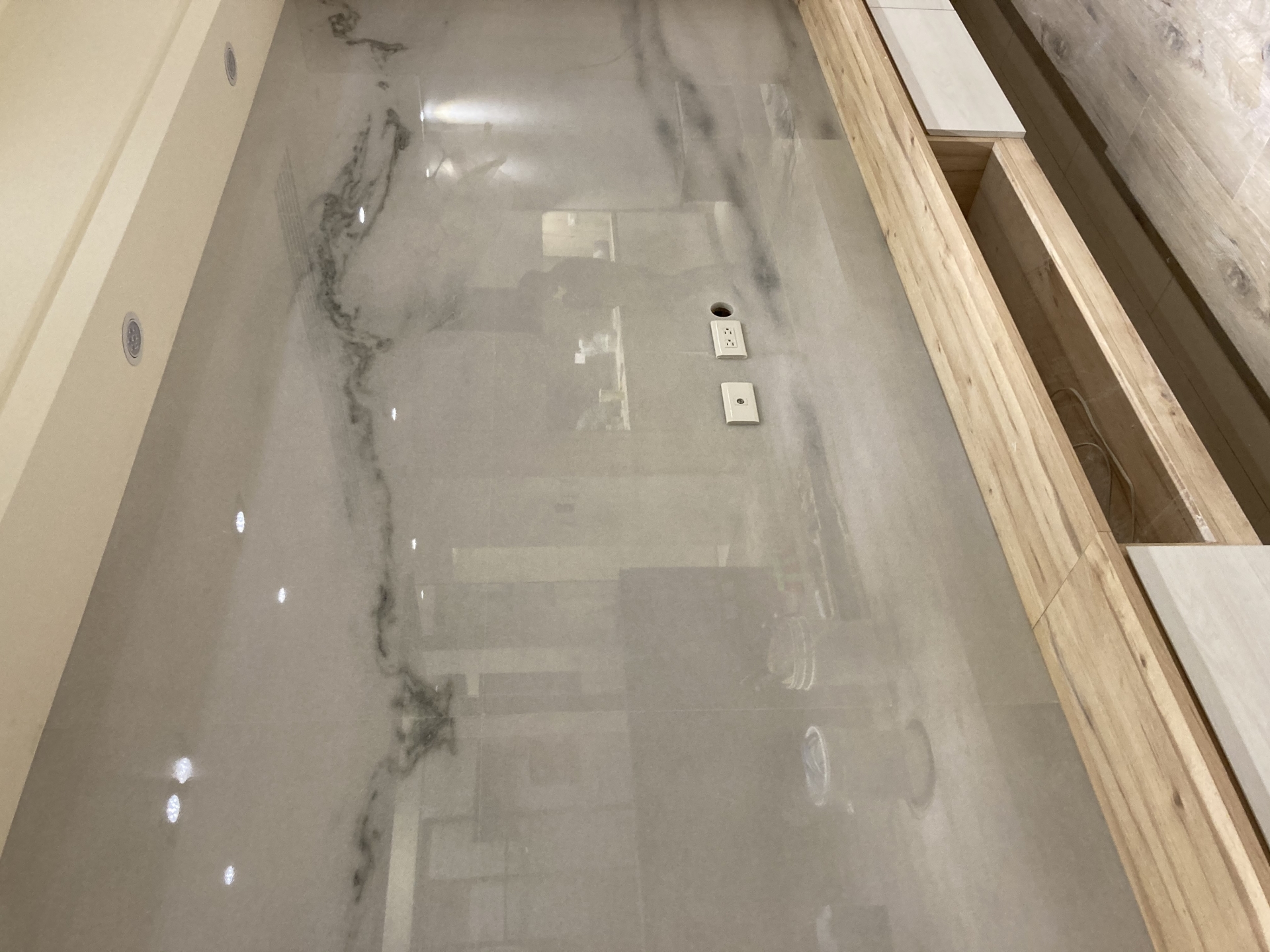 瑞士雕刻白-電視牆