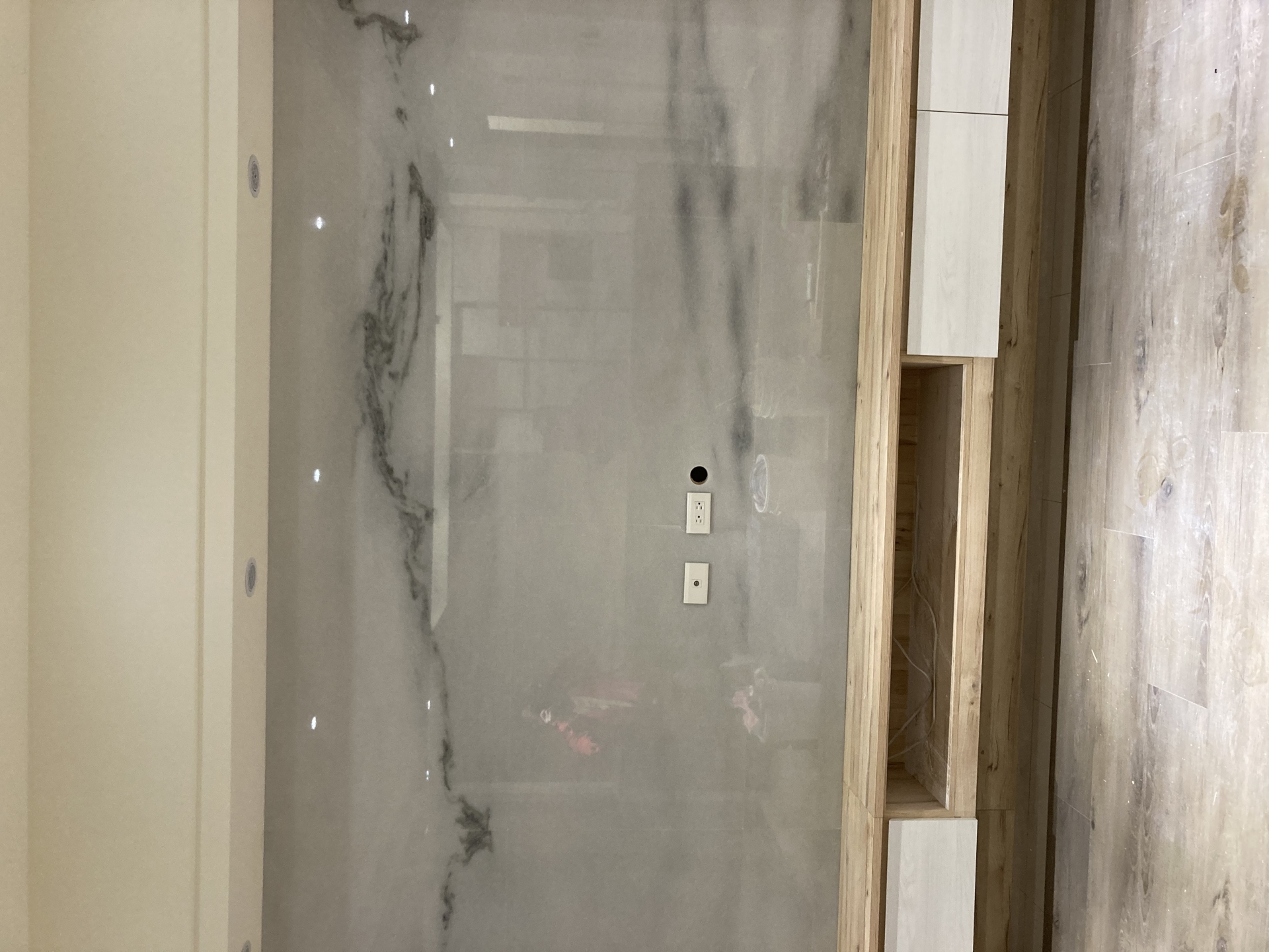 瑞士雕刻白-電視牆