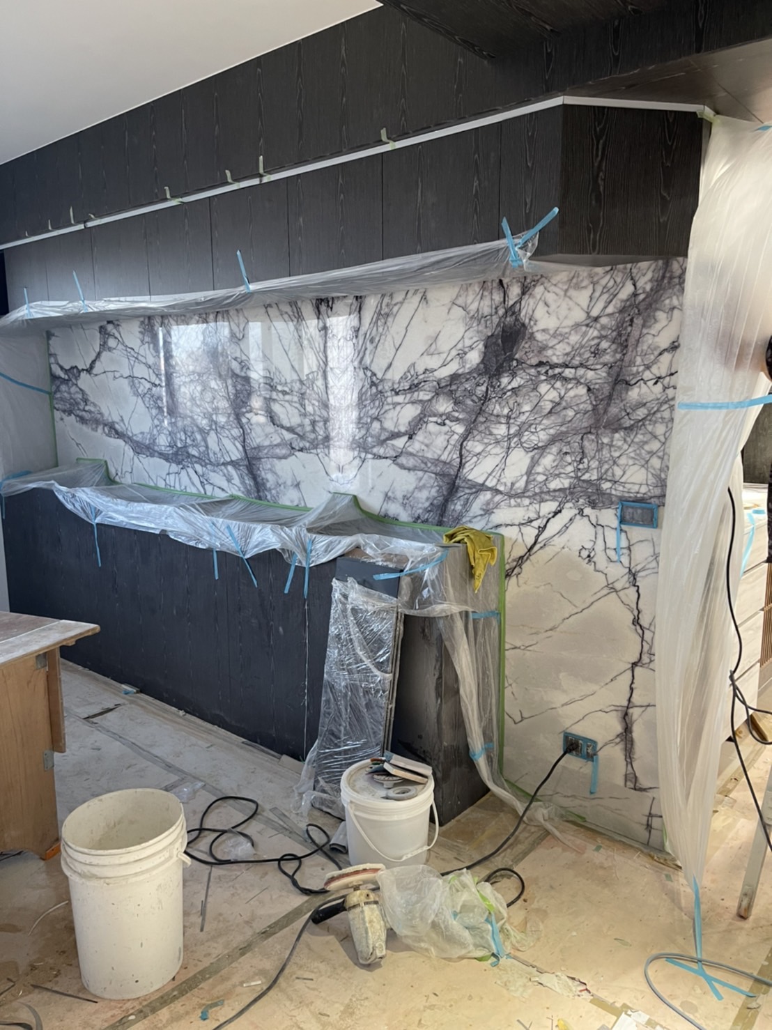 紐約紐約-沙發背牆