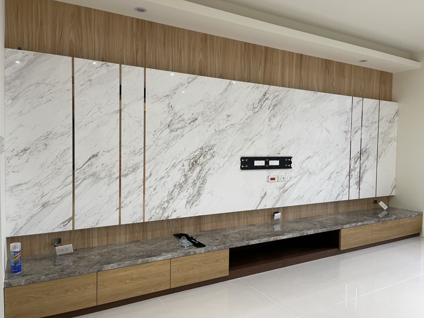 白底銀狐-電視牆