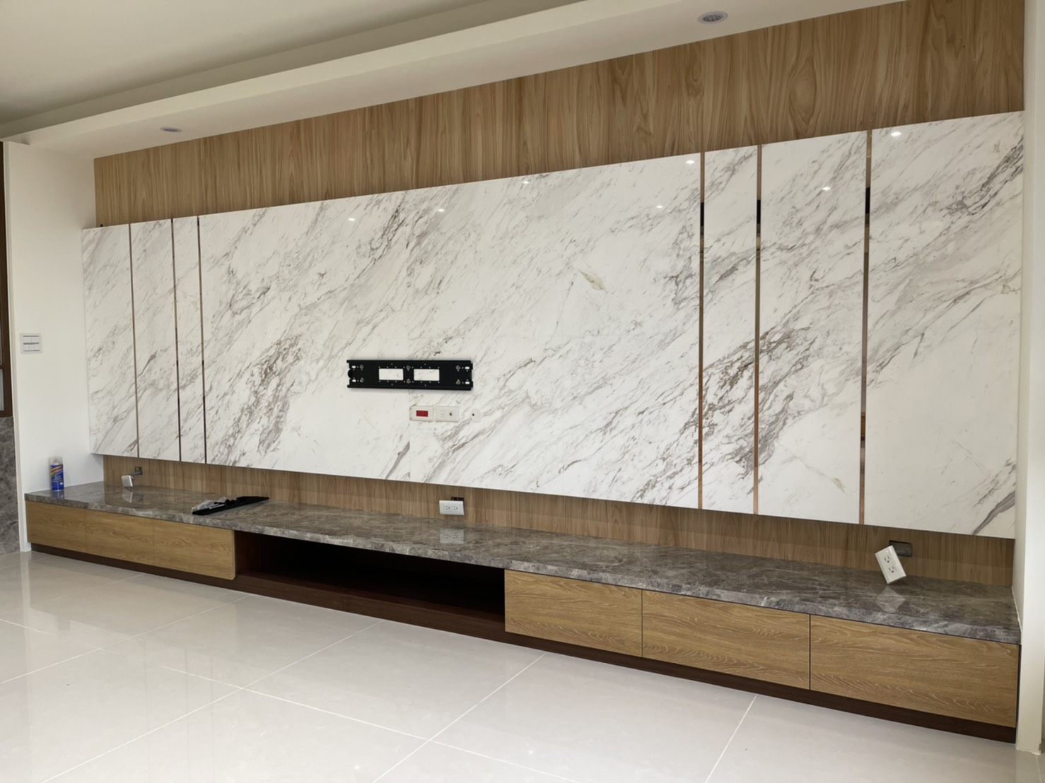 白底銀狐-電視牆