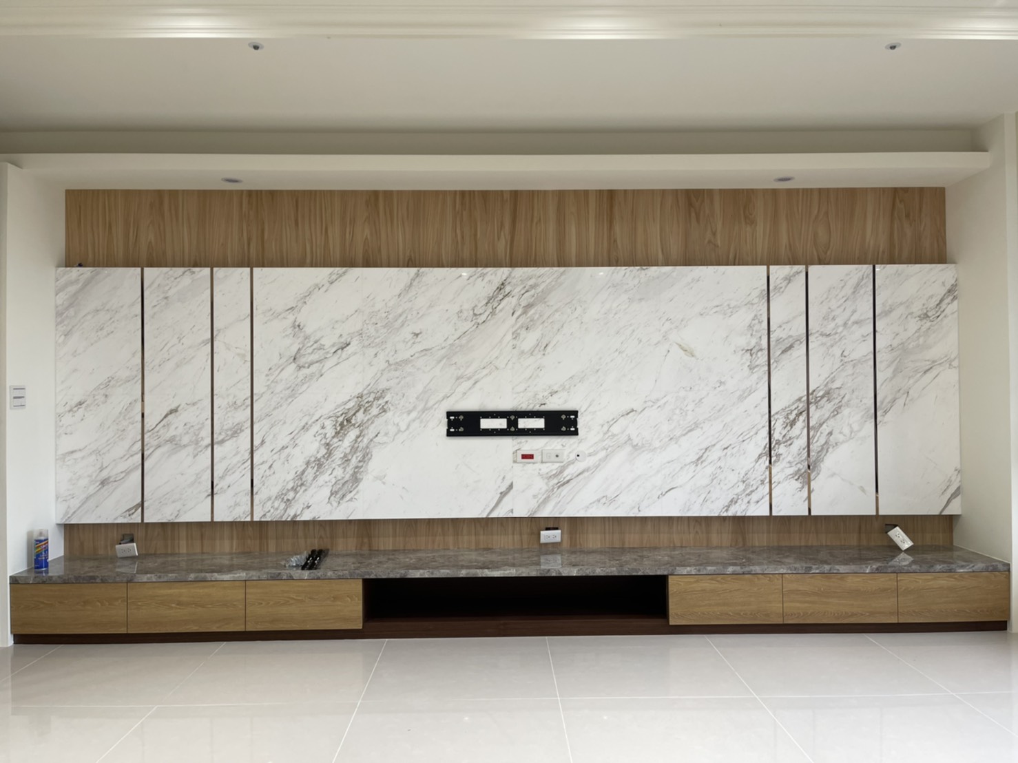 白底銀狐-電視牆