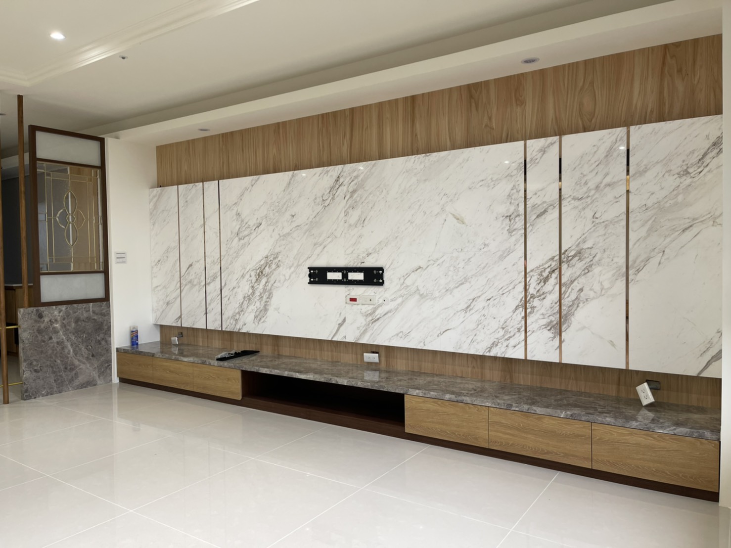 白底銀狐-電視牆