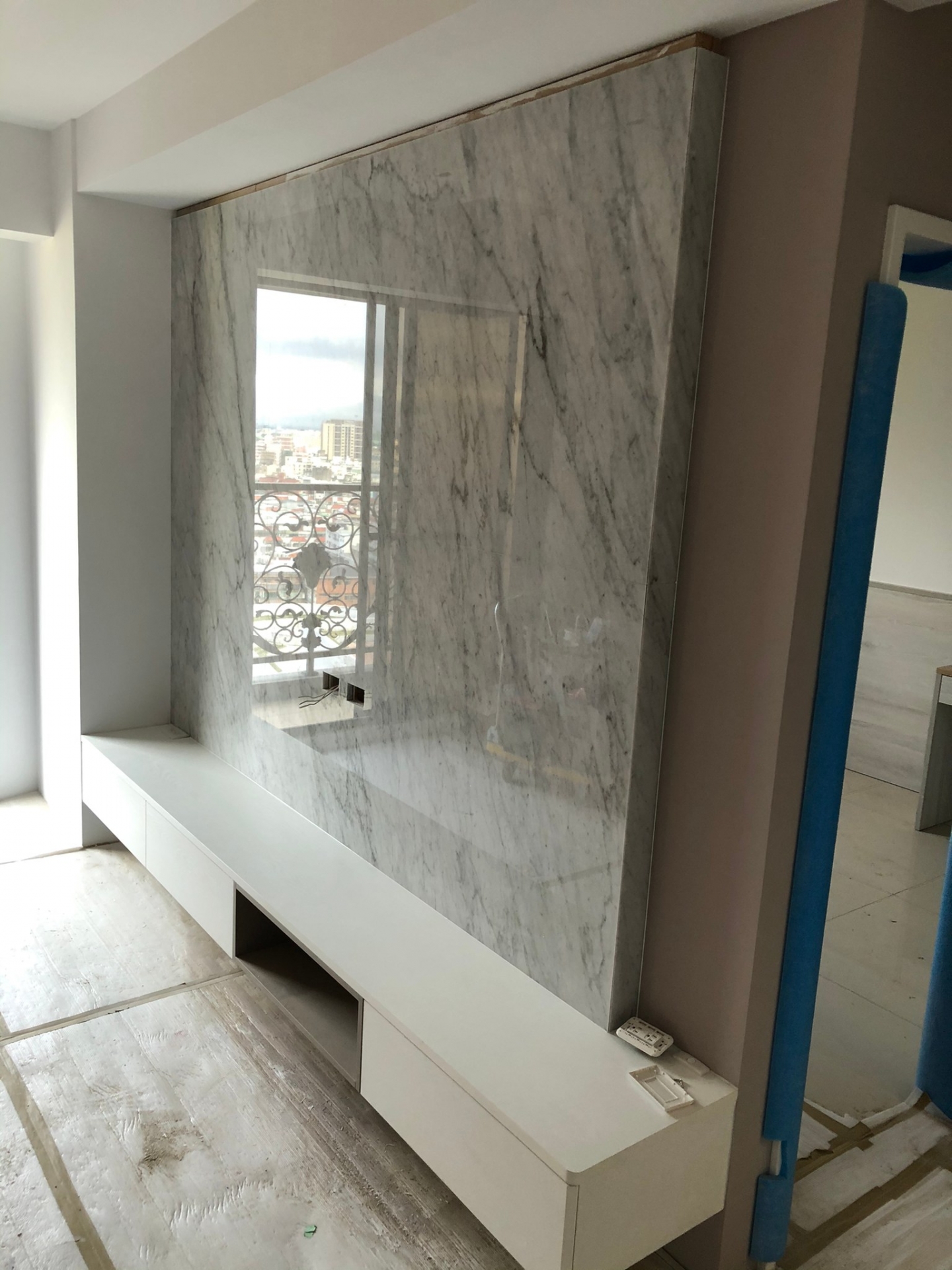 卡拉拉白-電視牆