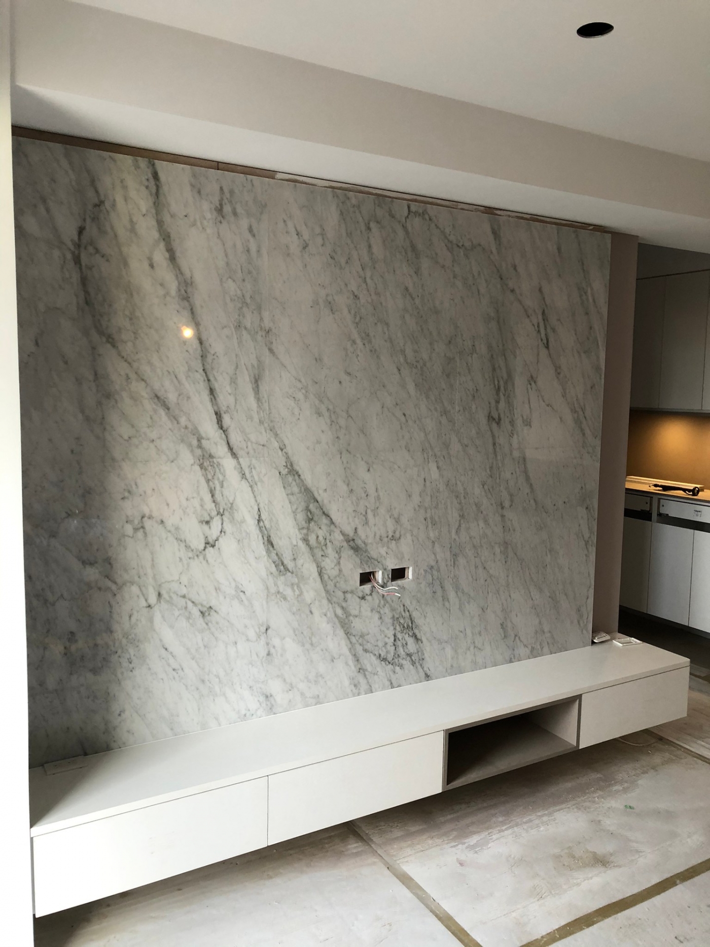 卡拉拉白-電視牆