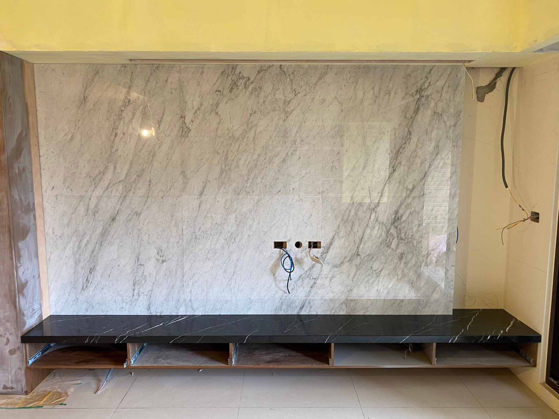 卡拉拉白-電視牆+黑雲石-檯面