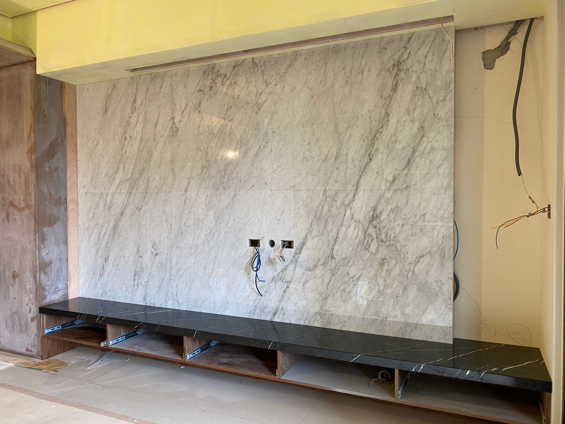 卡拉拉白-電視牆+黑雲石-檯面