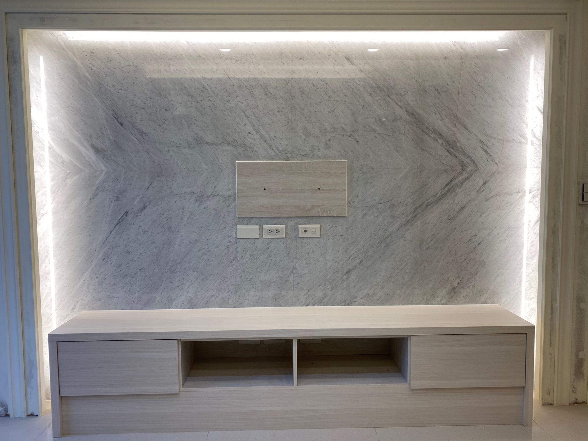 卡拉拉白-電視牆