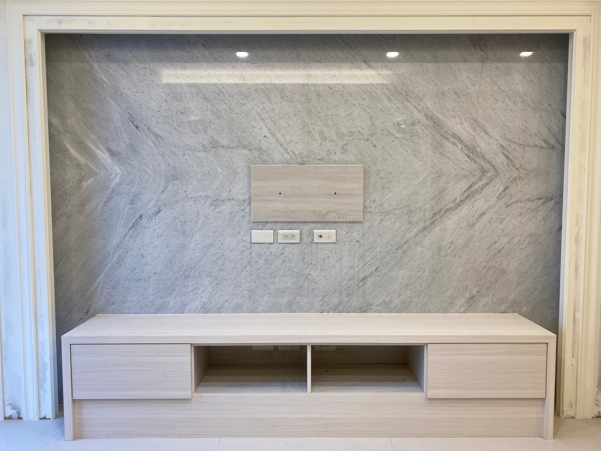 卡拉拉白-電視牆