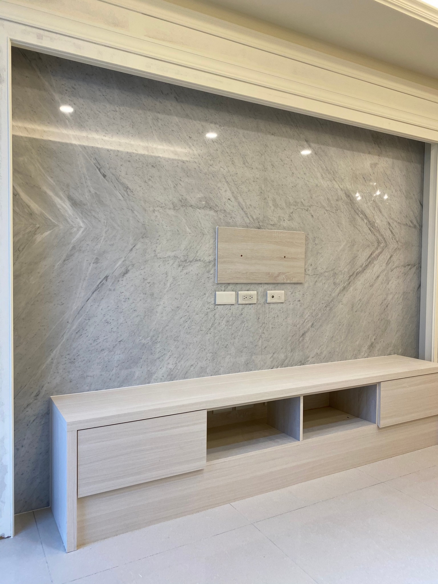 卡拉拉白-電視牆