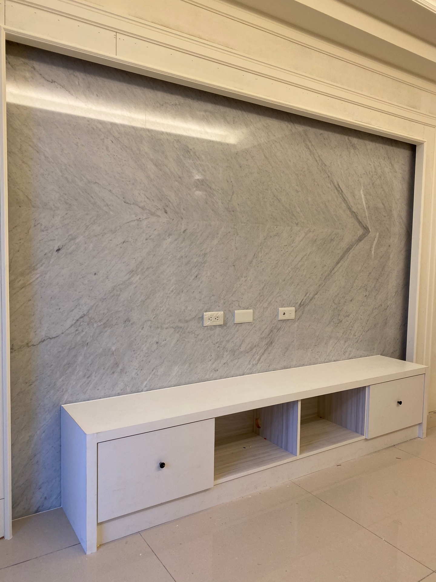 卡拉拉白-電視牆