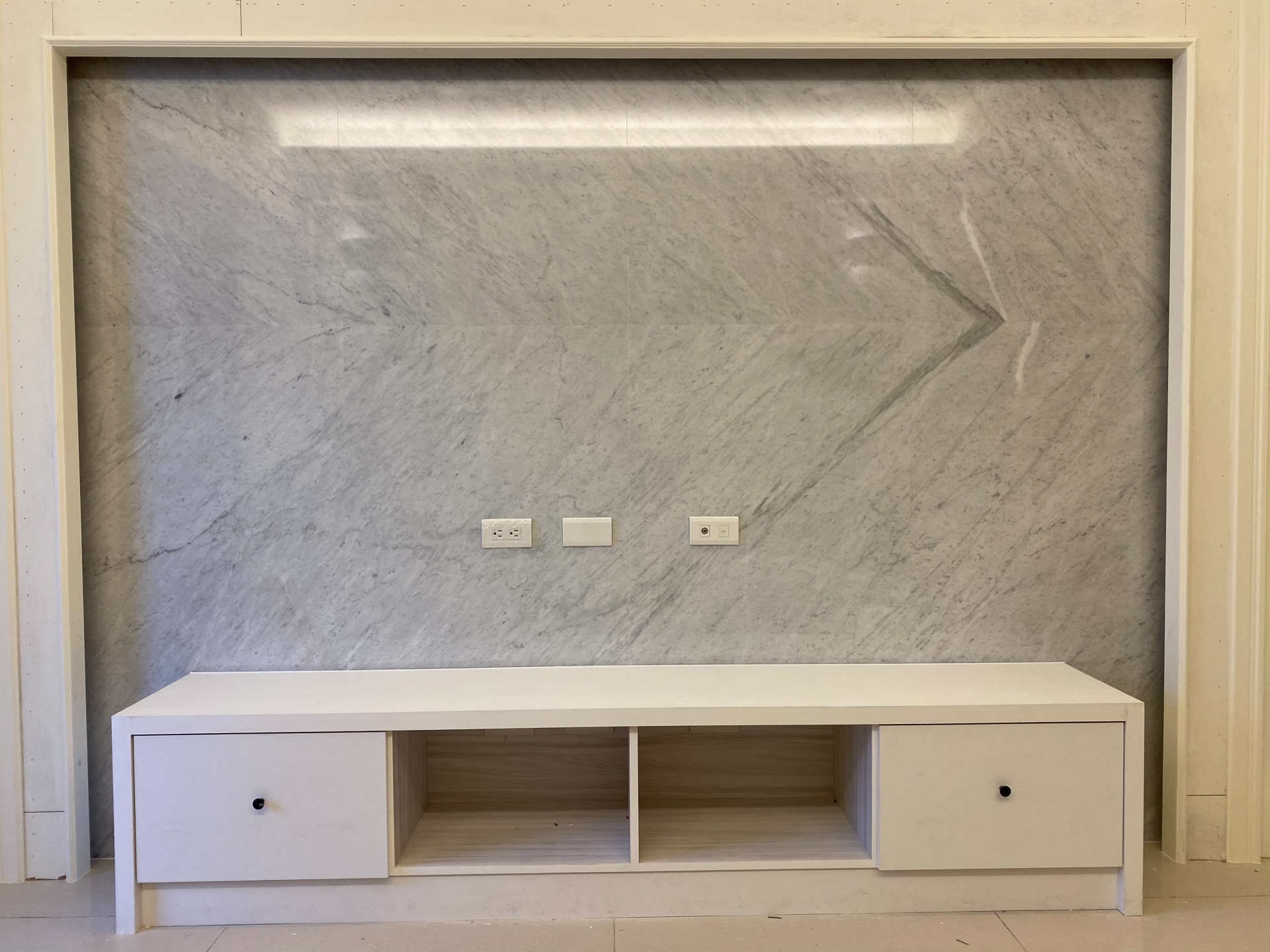 卡拉拉白-電視牆