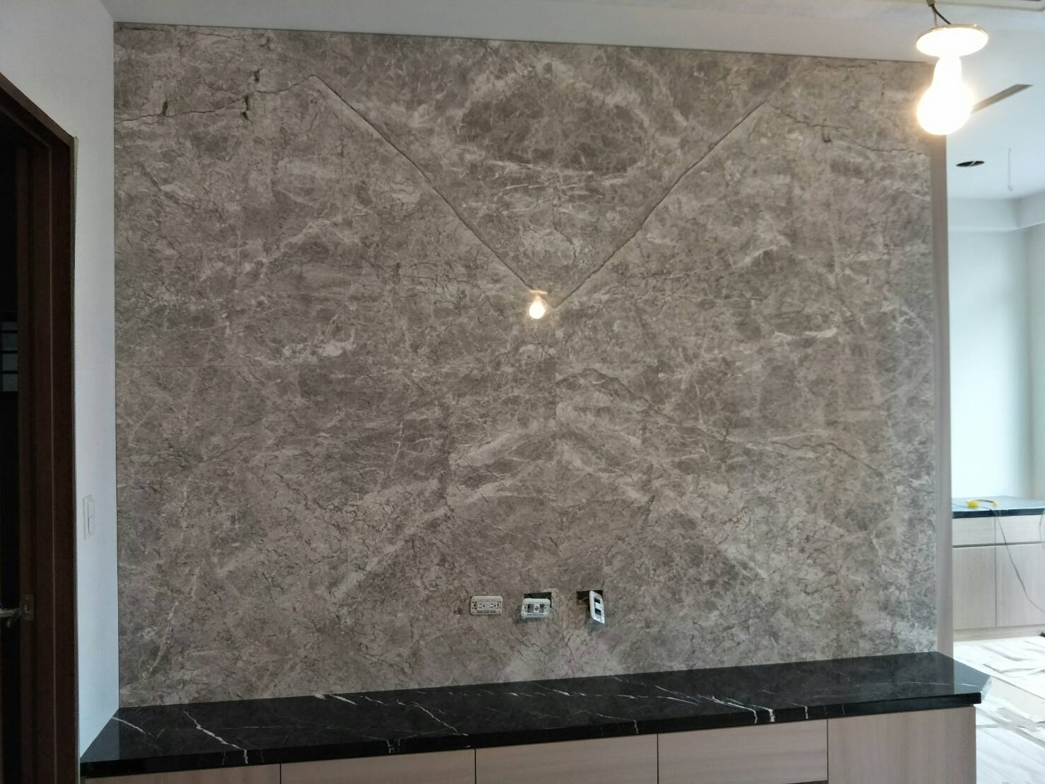 安格拉珍珠-電視牆