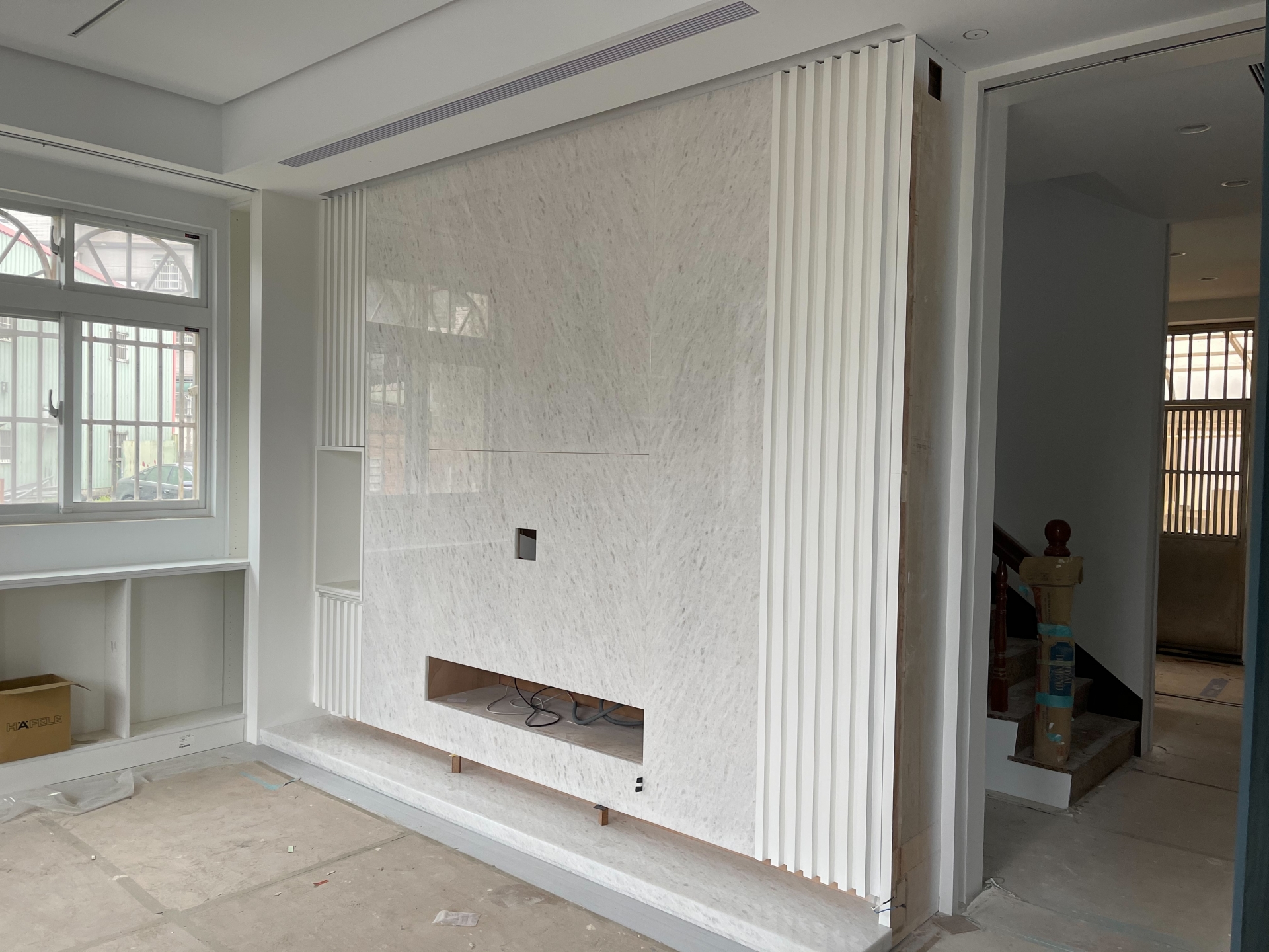 天山雪白-電視牆