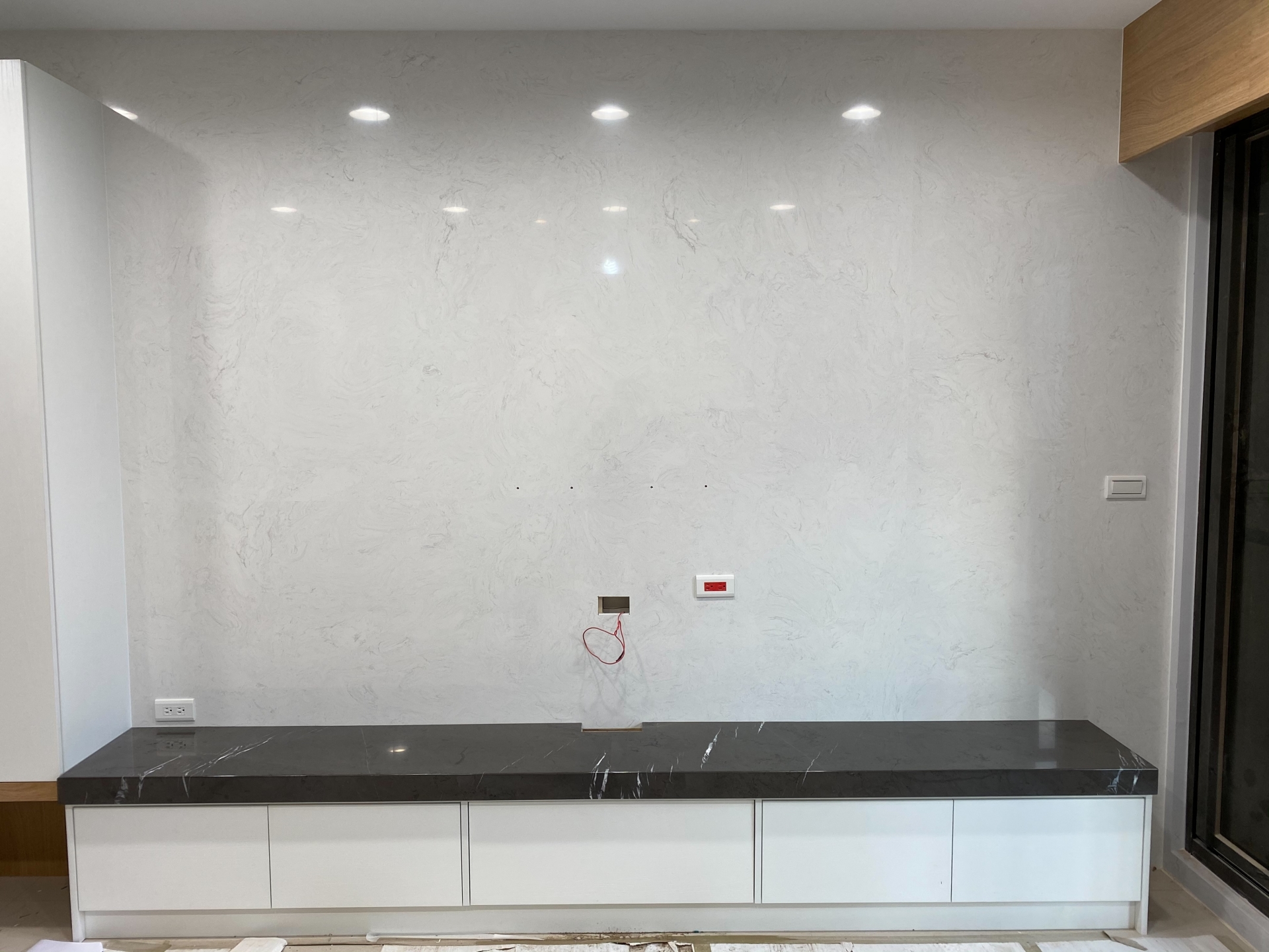 雅士白-電視牆+松柏石-檯面