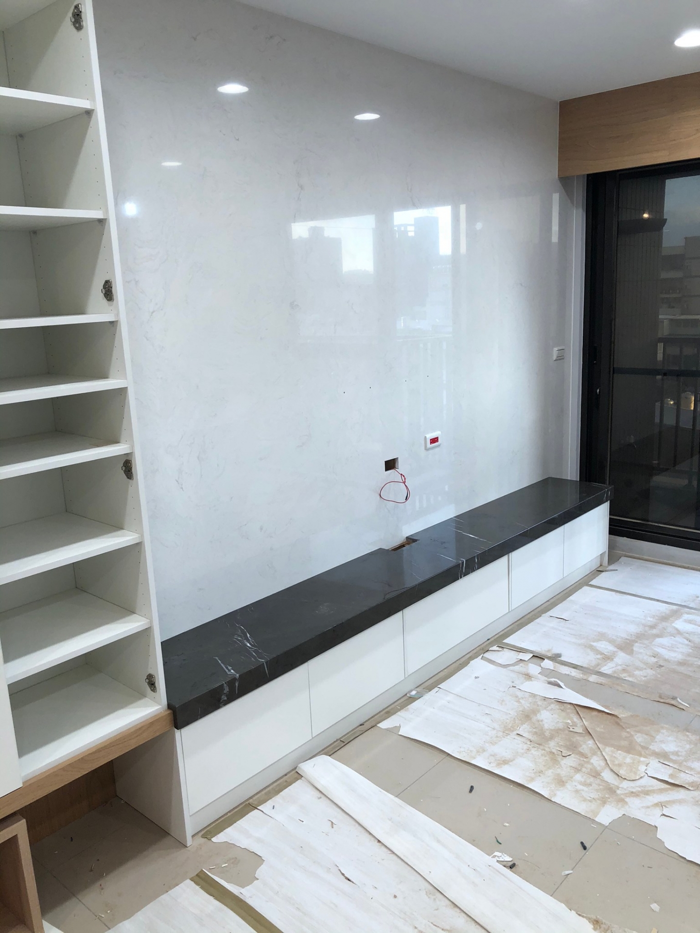 雅士白-電視牆+松柏石-檯面