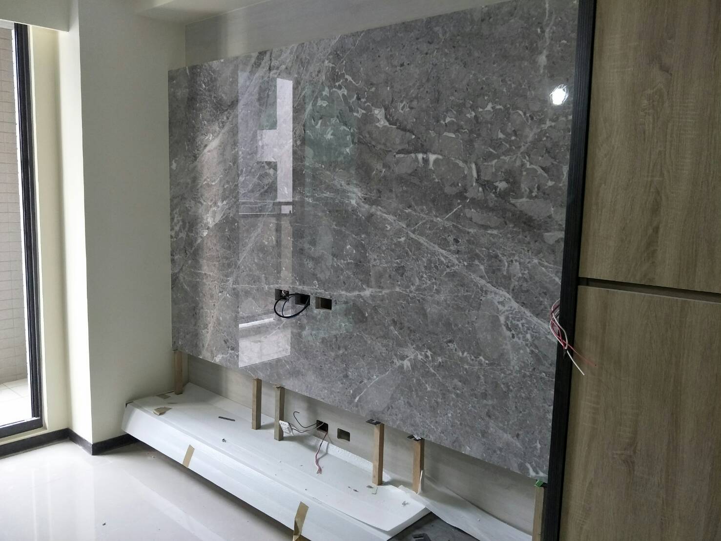 雅典娜灰-電視牆