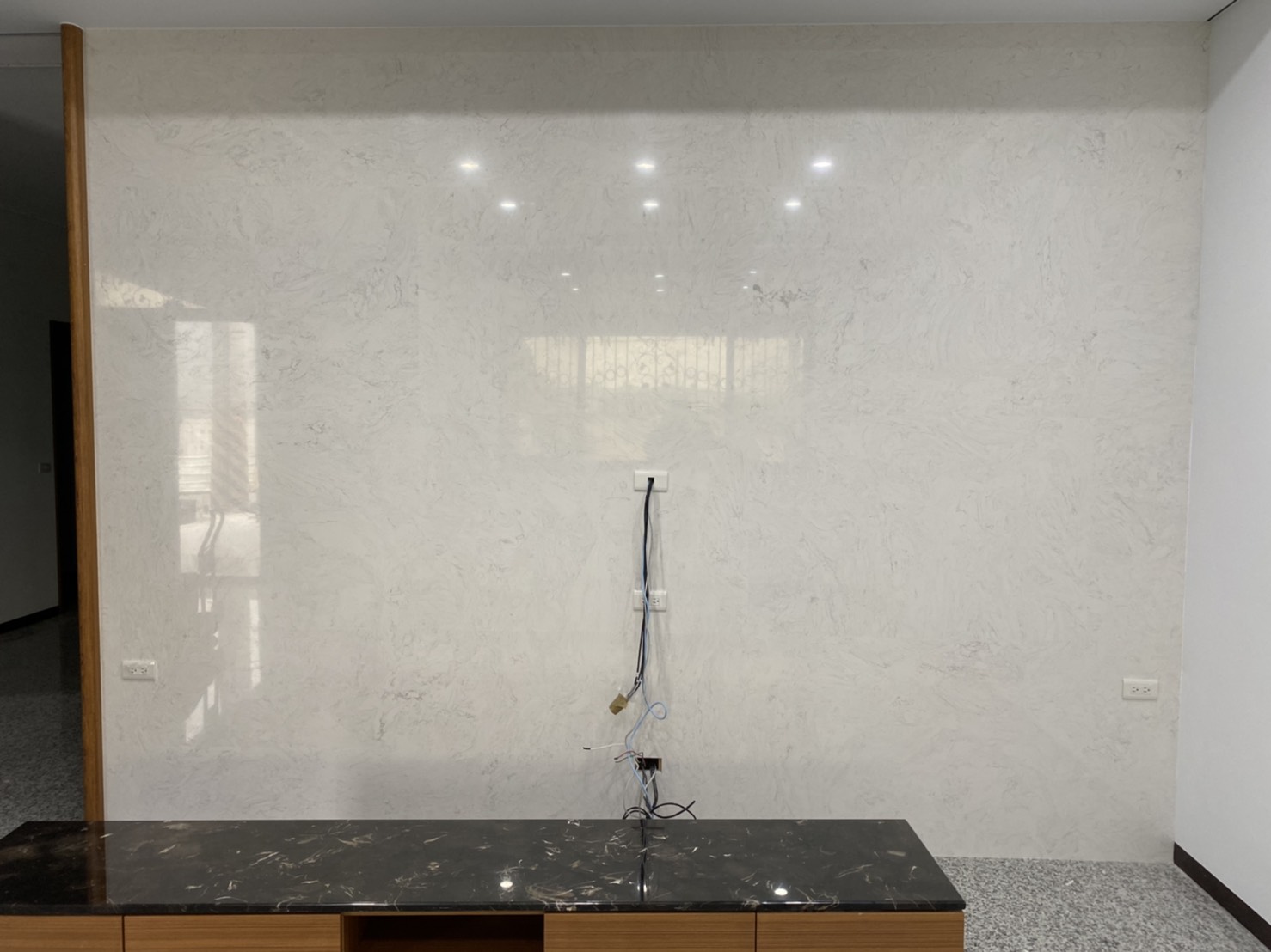 雅士白-電視牆+黑金鋒-檯面