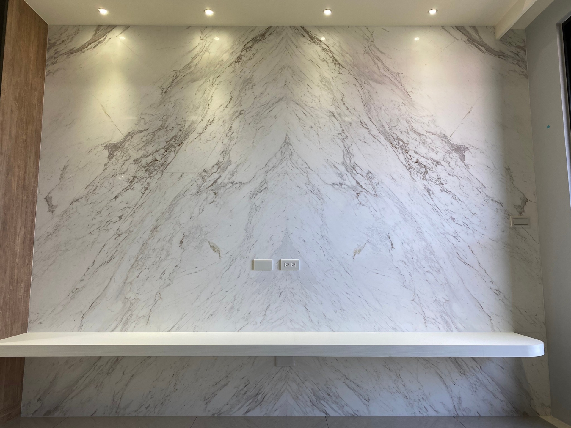 白底銀狐-電視牆