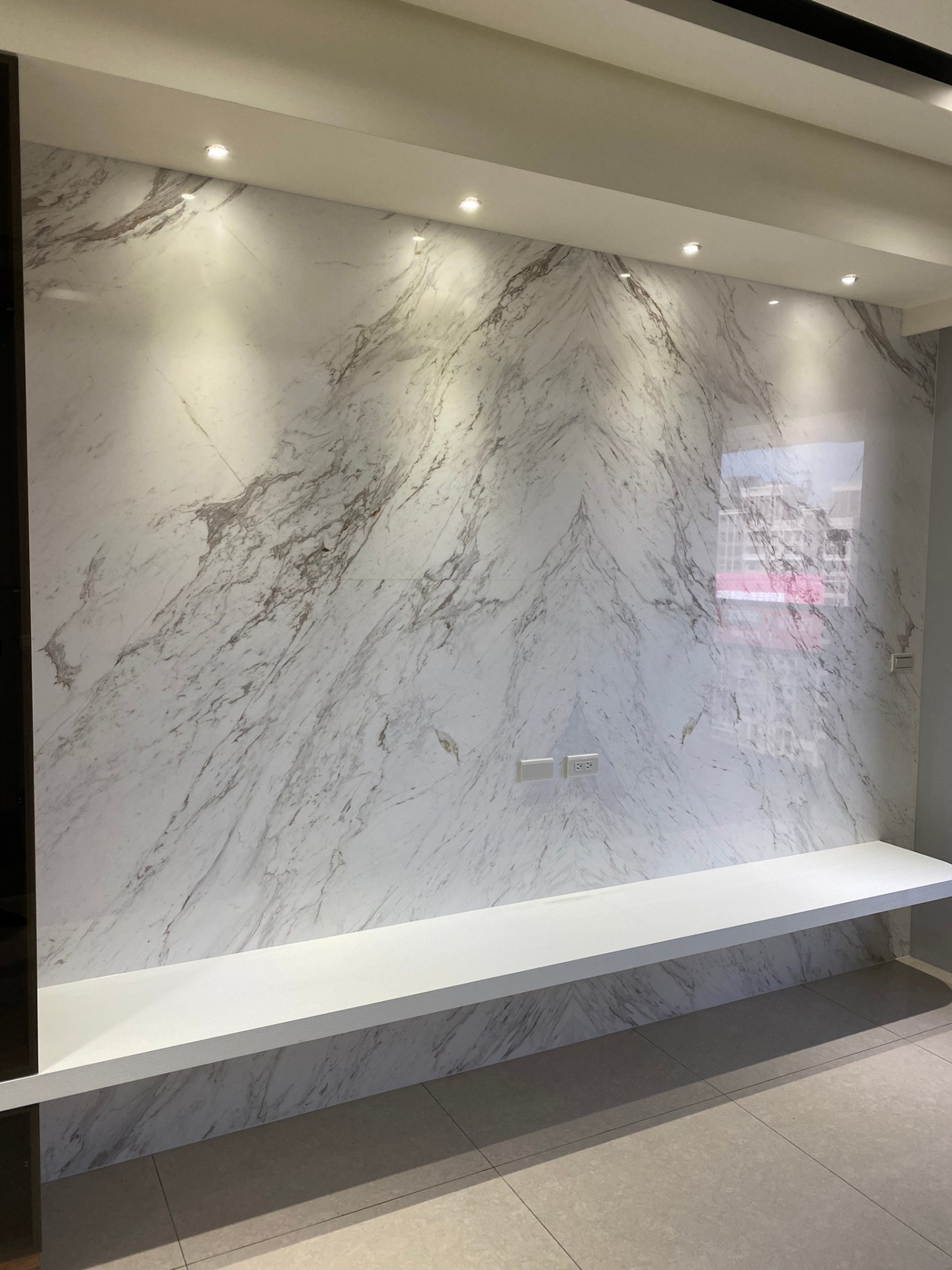 白底銀狐-電視牆