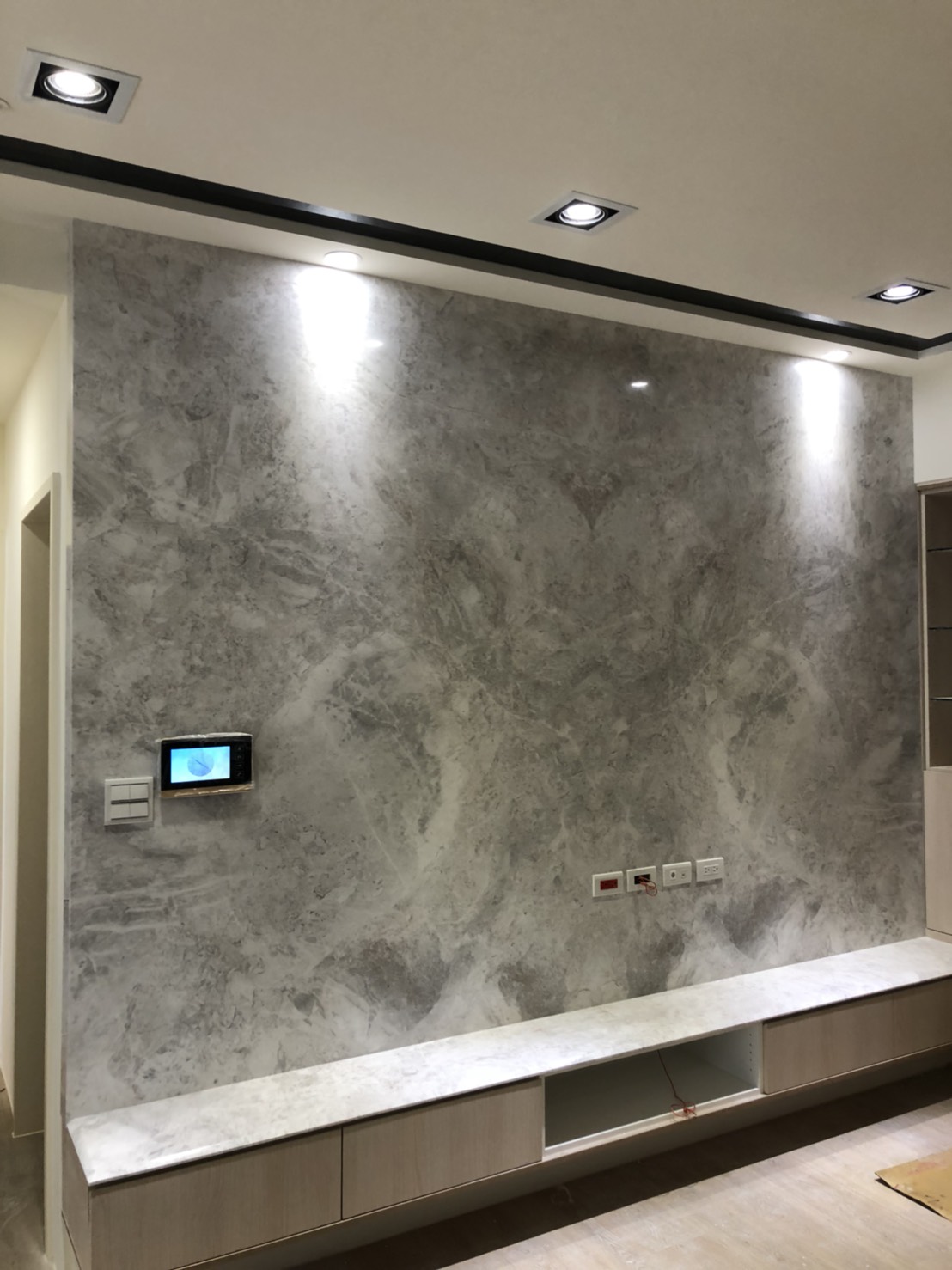 安格拉白-電視牆