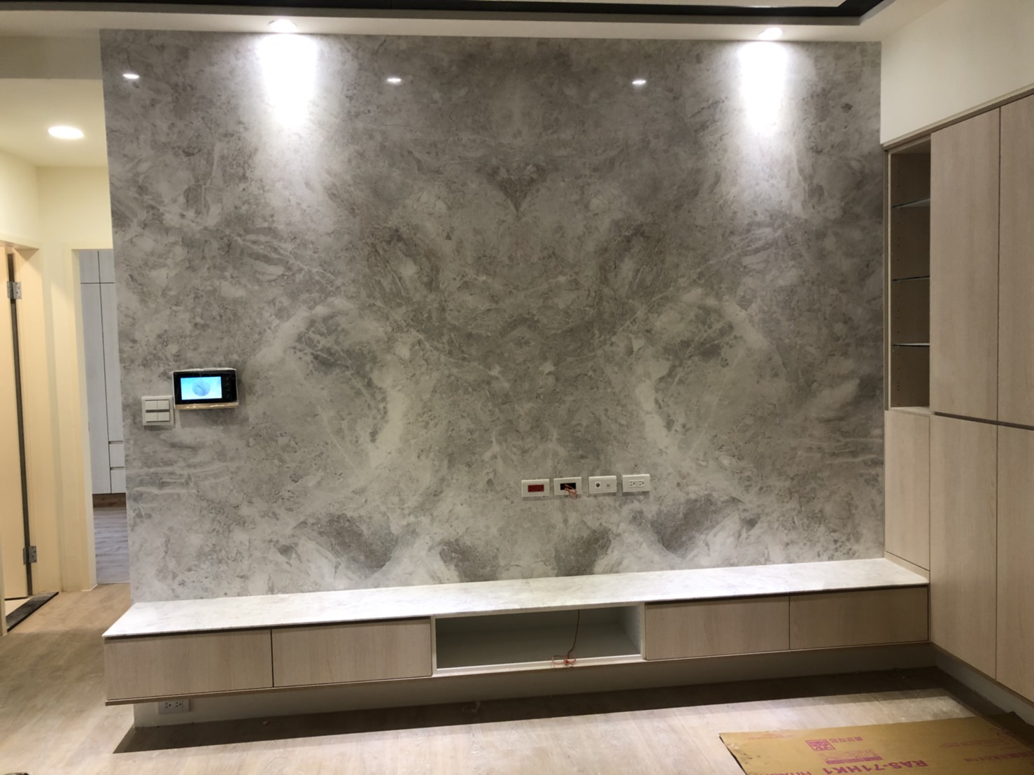 安格拉白-電視牆