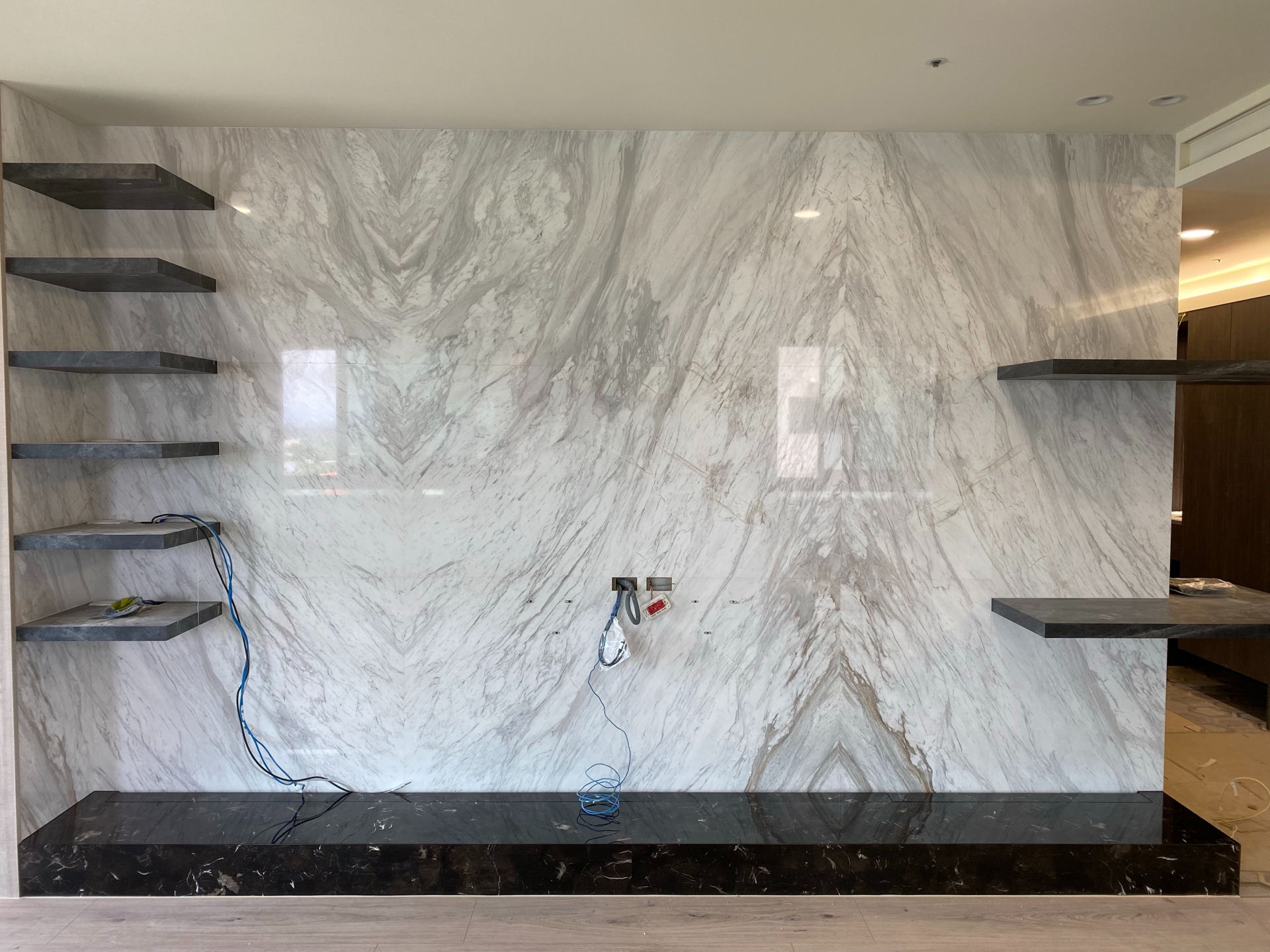 銀狐-電視牆+黑金鋒-檯面