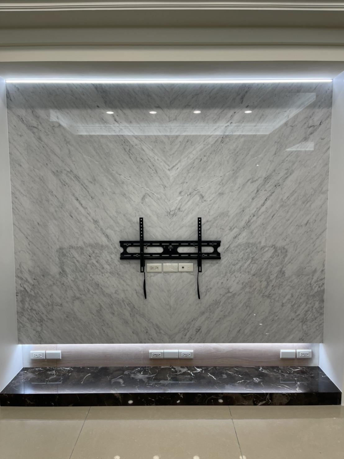 卡拉拉白-電視牆面