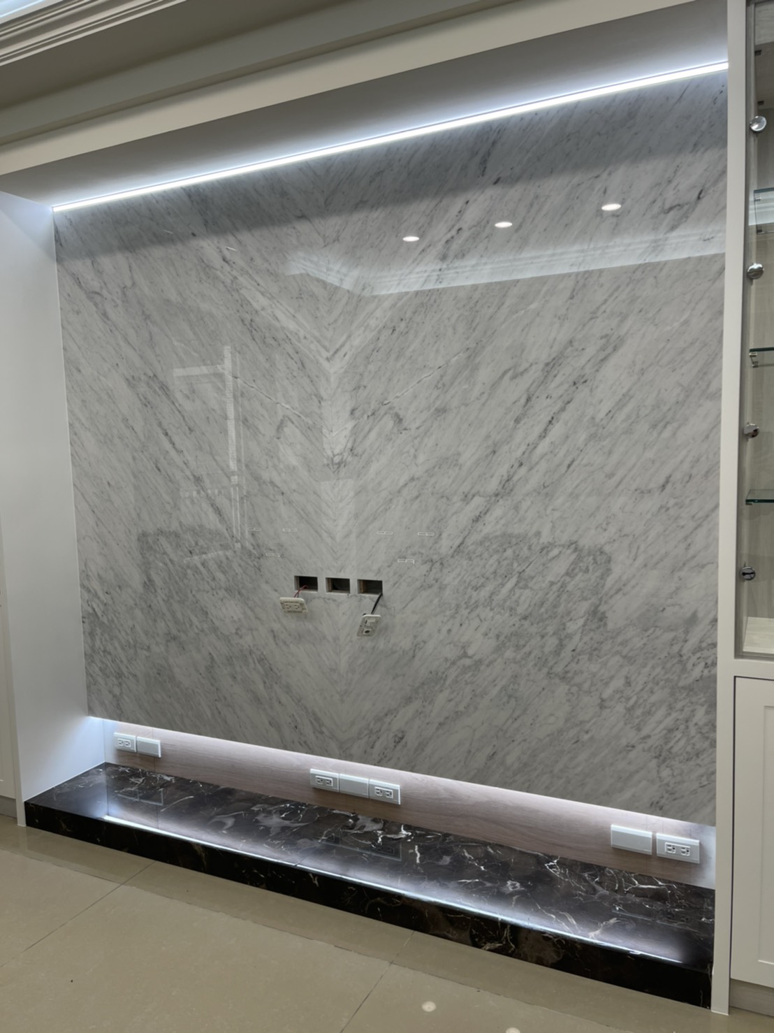 卡拉拉白-電視牆面