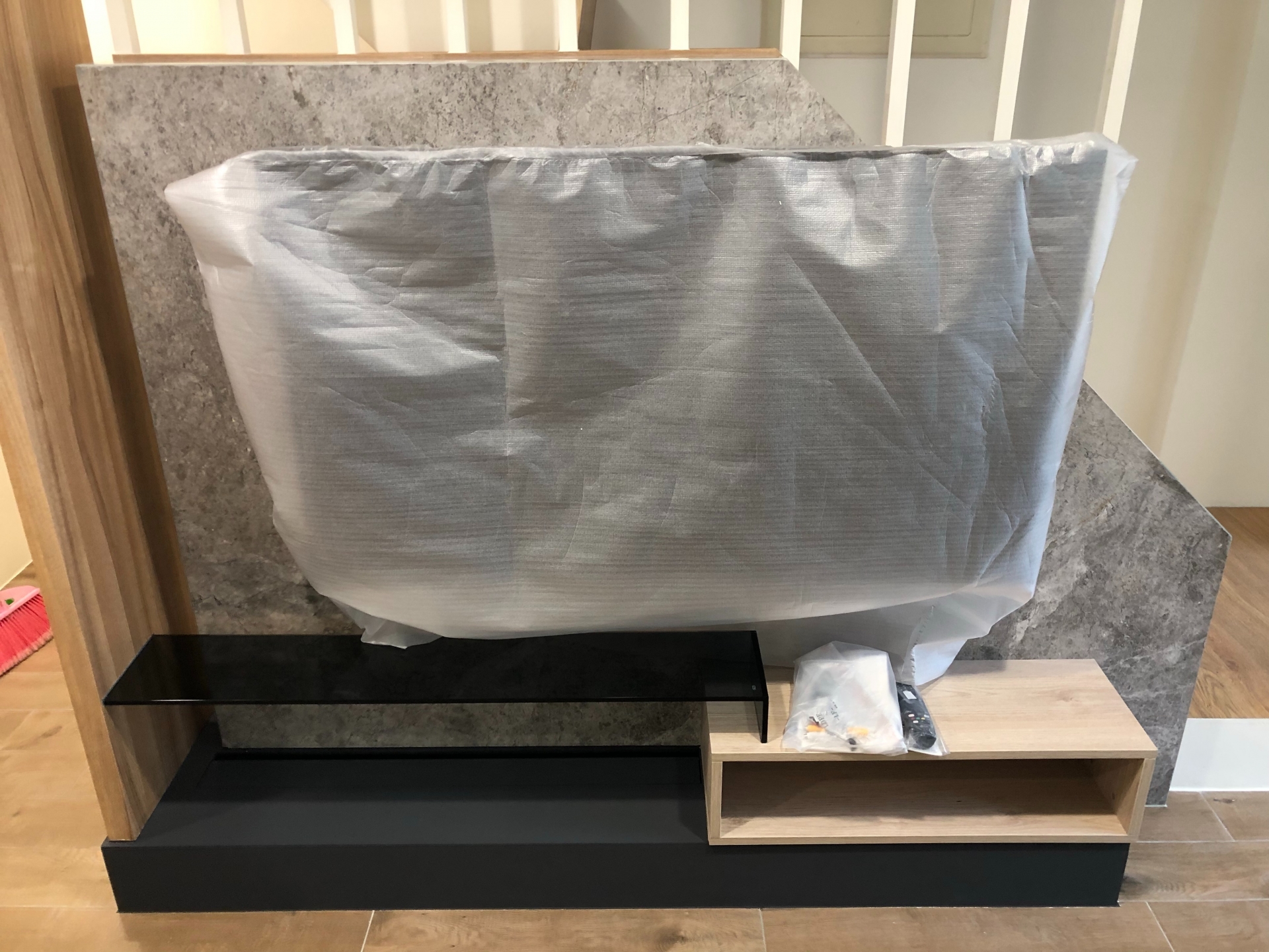 安格拉珍珠-電視牆