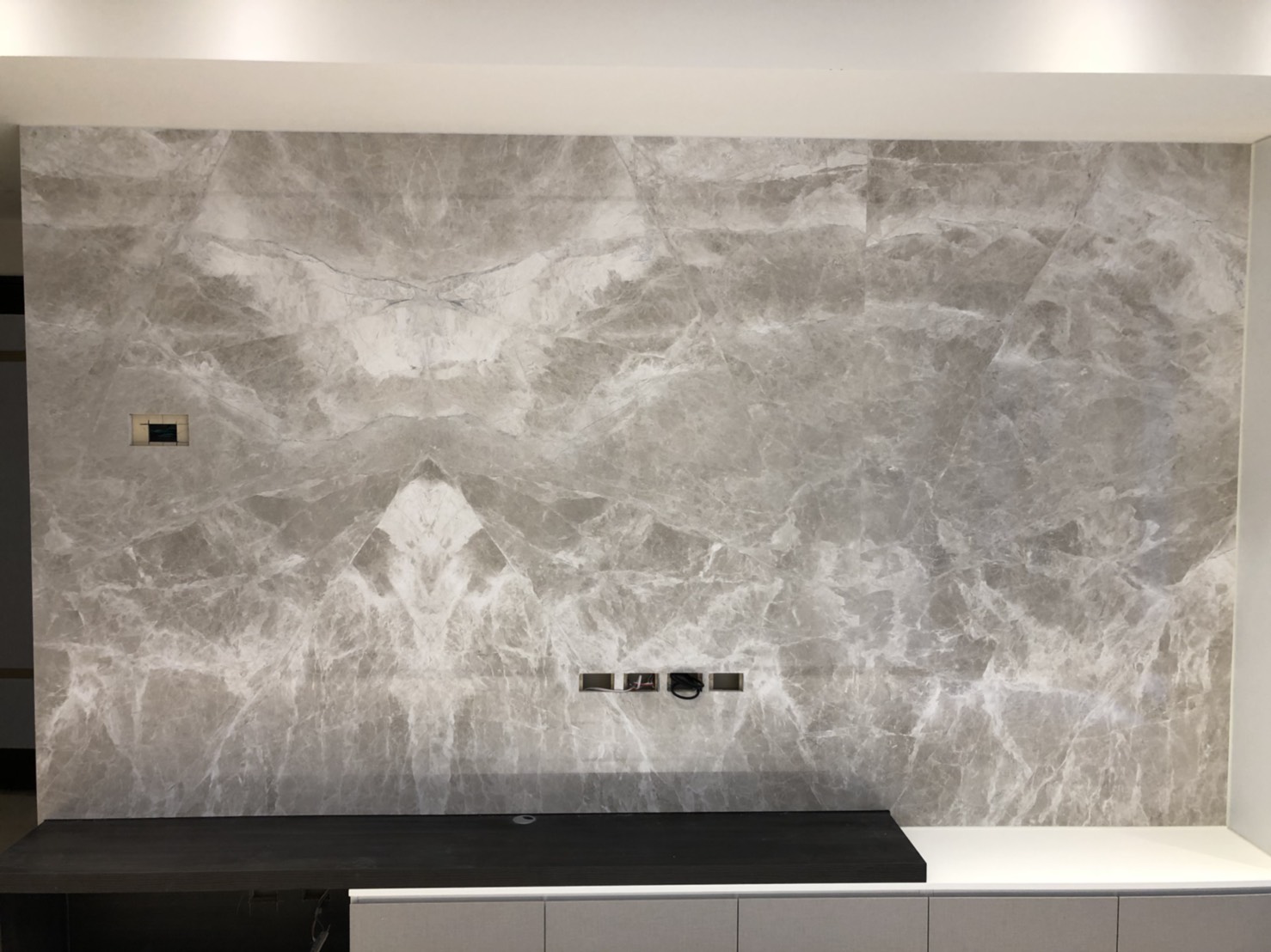 安格拉灰-電視牆