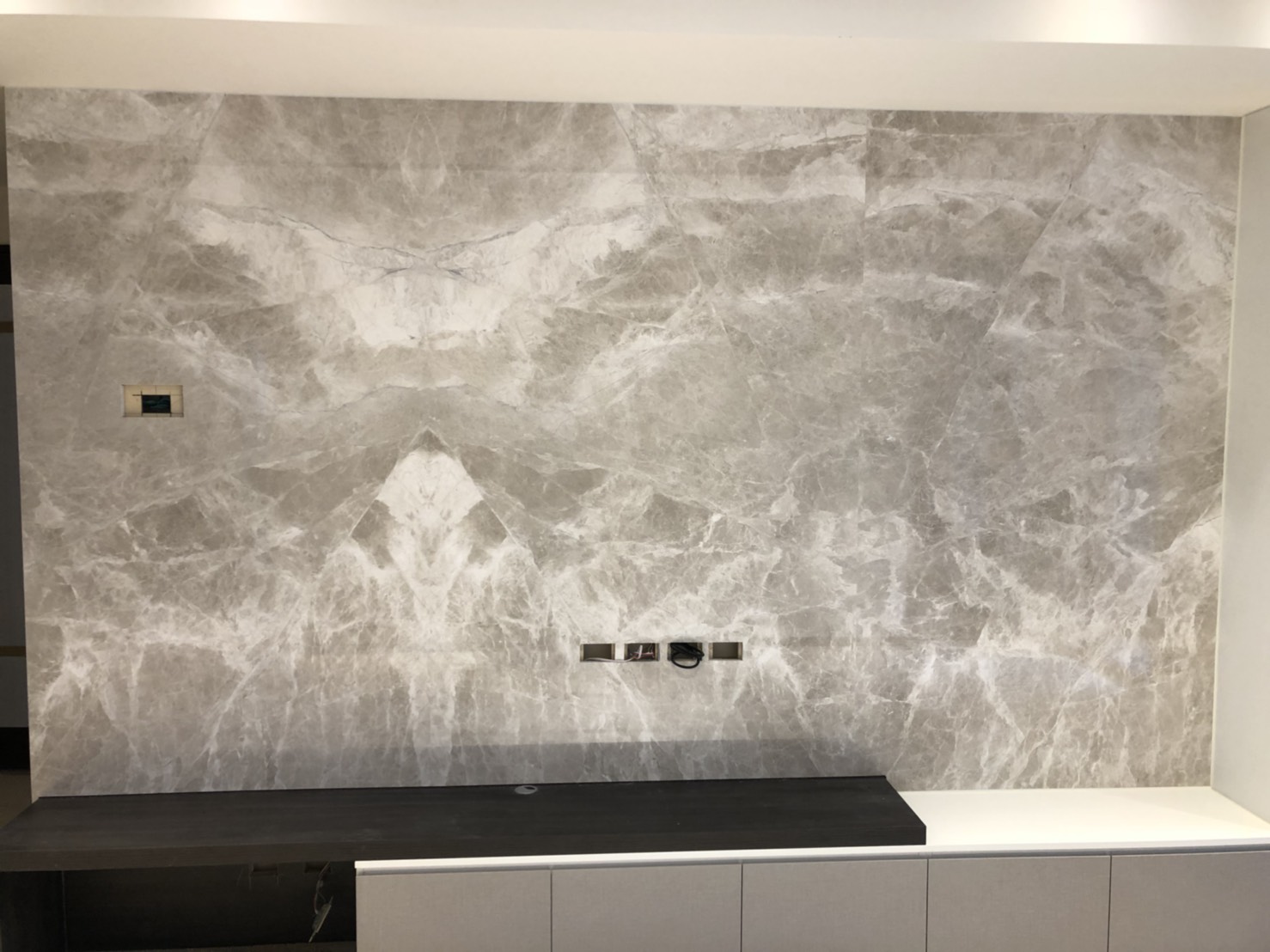 安格拉灰-電視牆