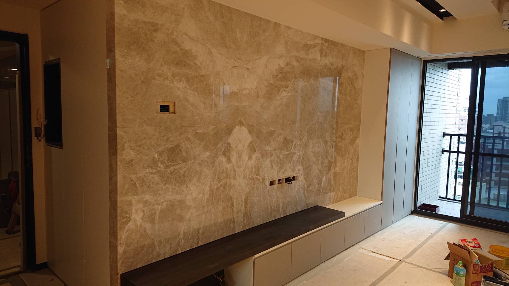 安格拉灰-電視牆