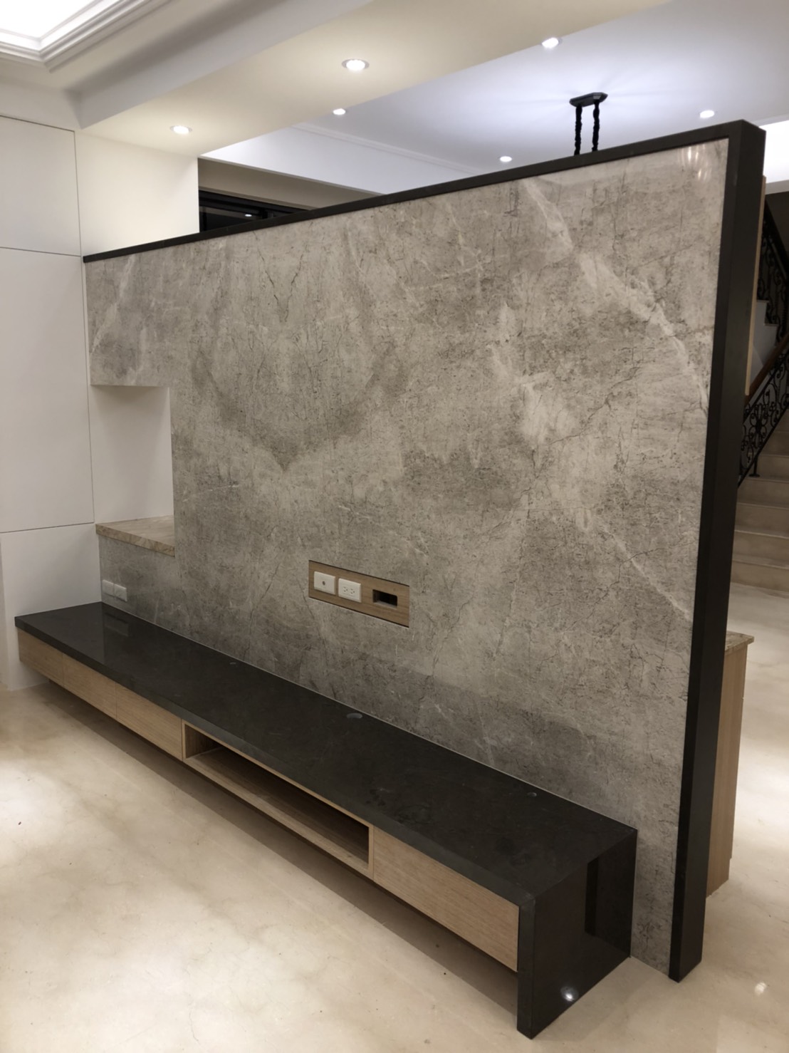 安格拉珍珠-電視牆