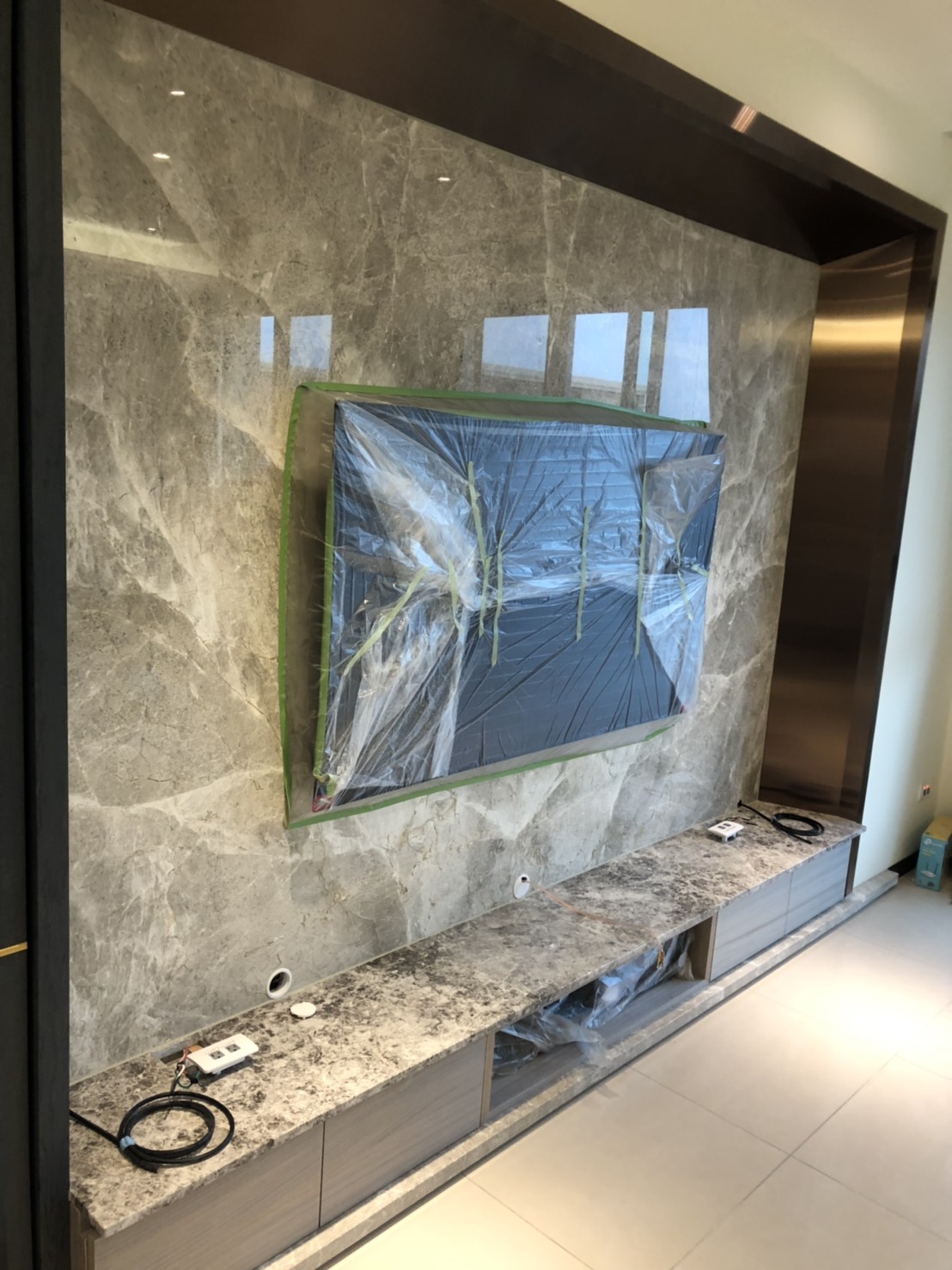 安格拉珍珠-電視牆