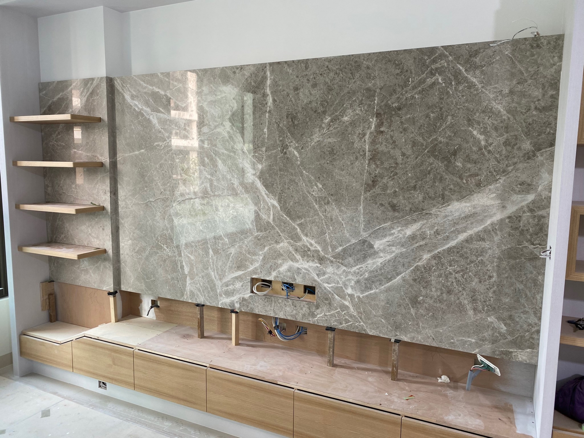 安格拉珍珠-電視牆