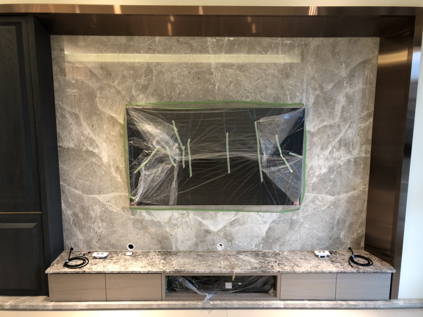 安格拉珍珠-電視牆