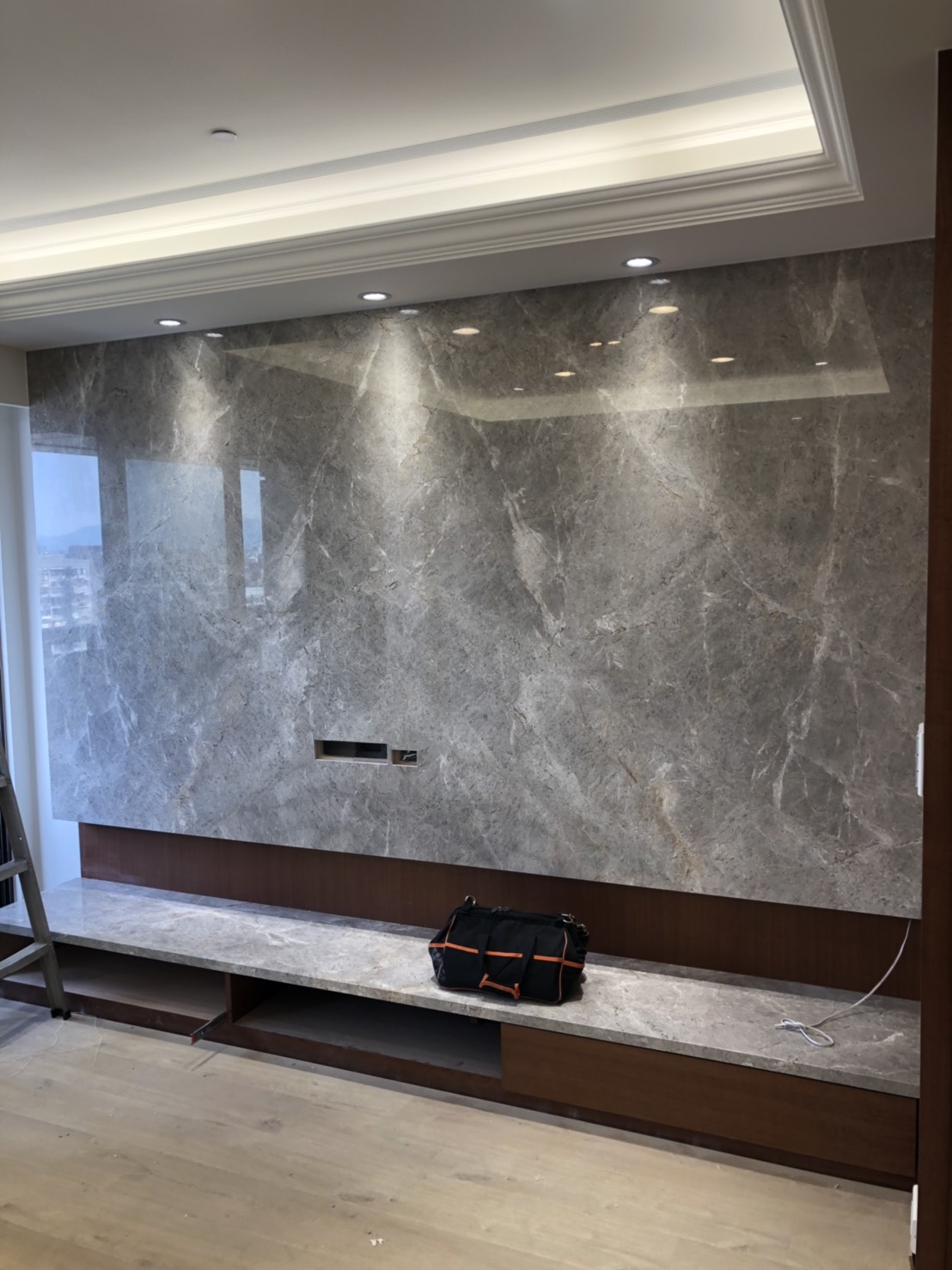 安格拉珍珠-電視牆