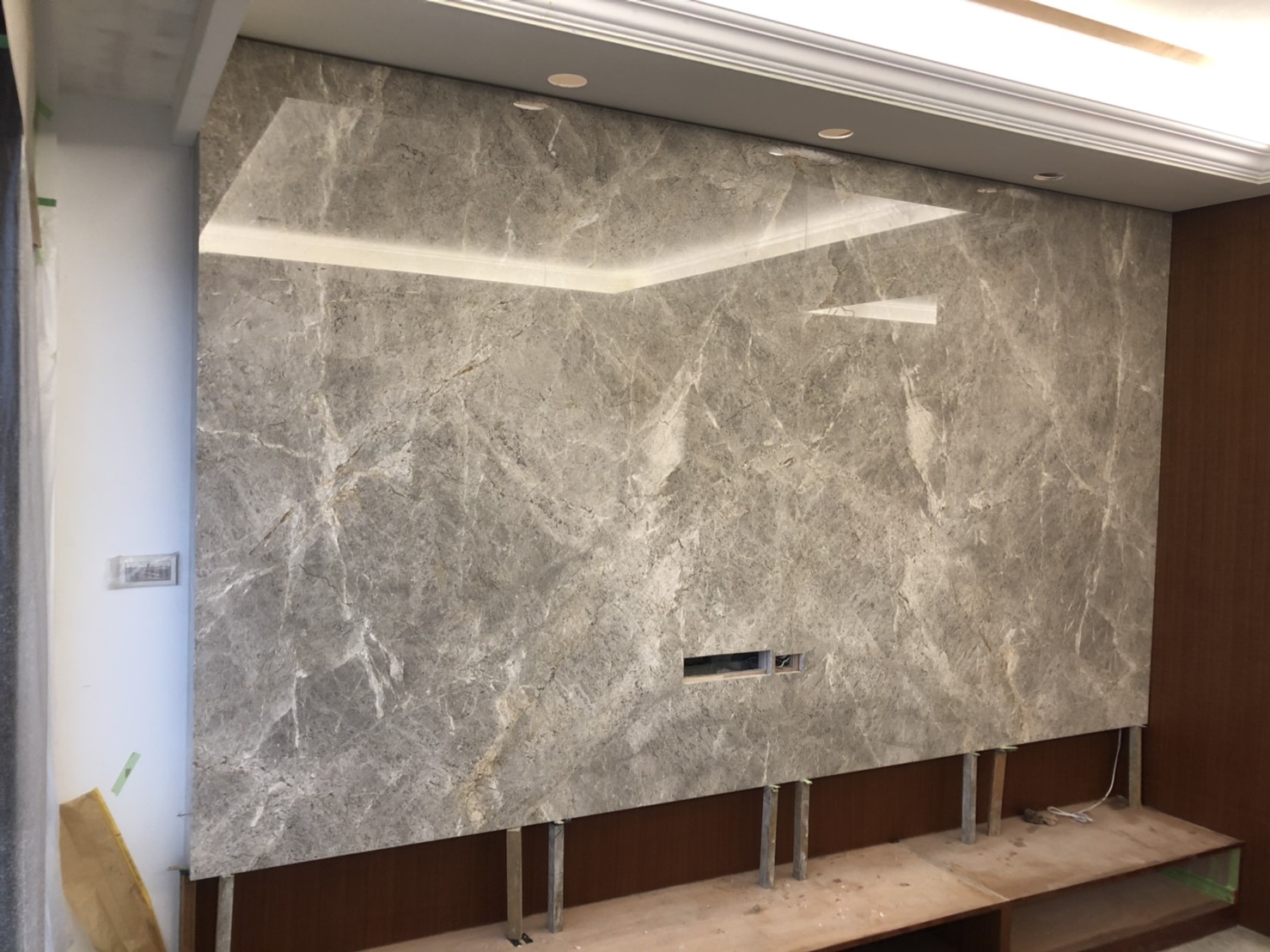 安格拉珍珠-電視牆