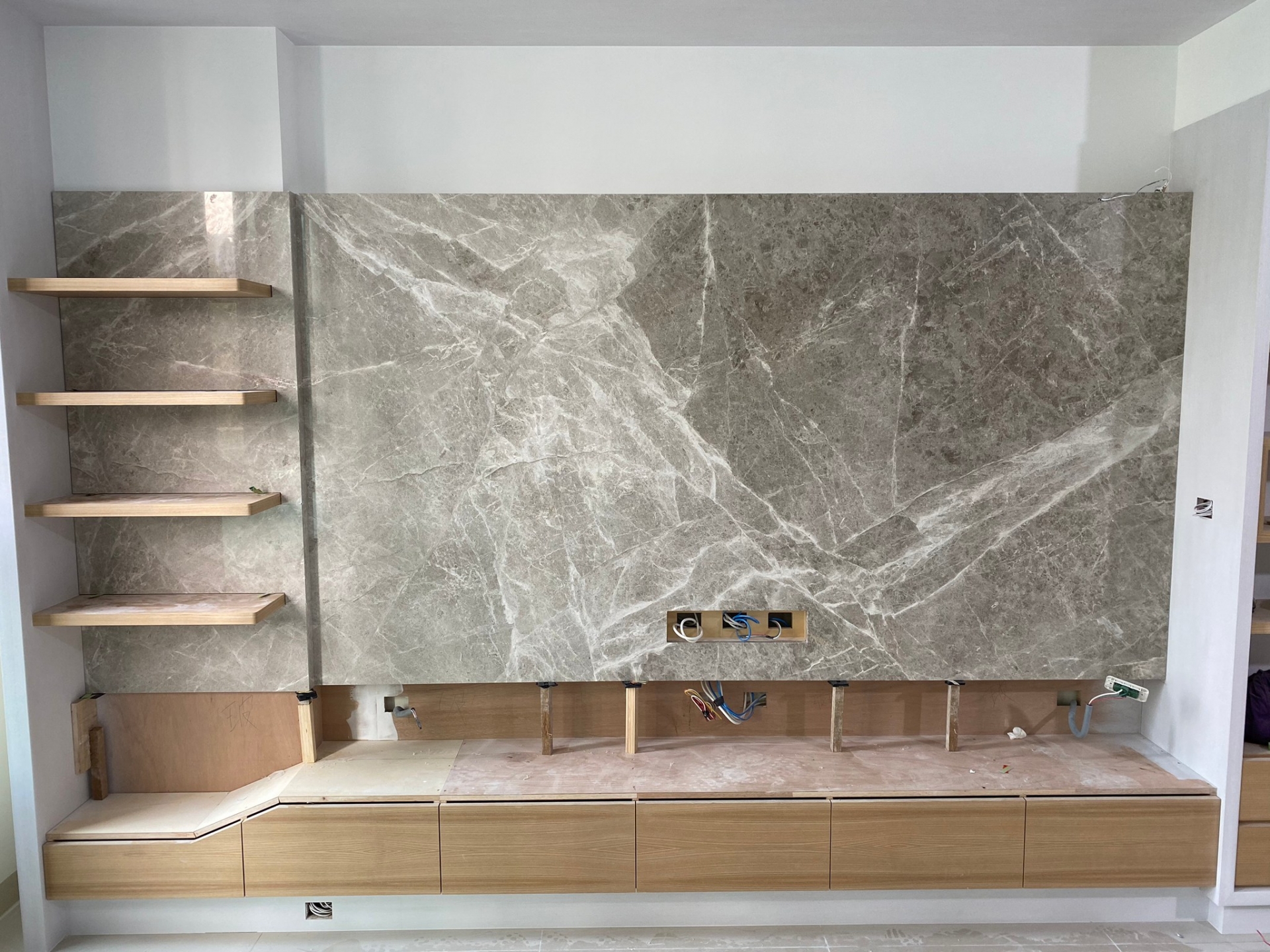 安格拉珍珠-電視牆