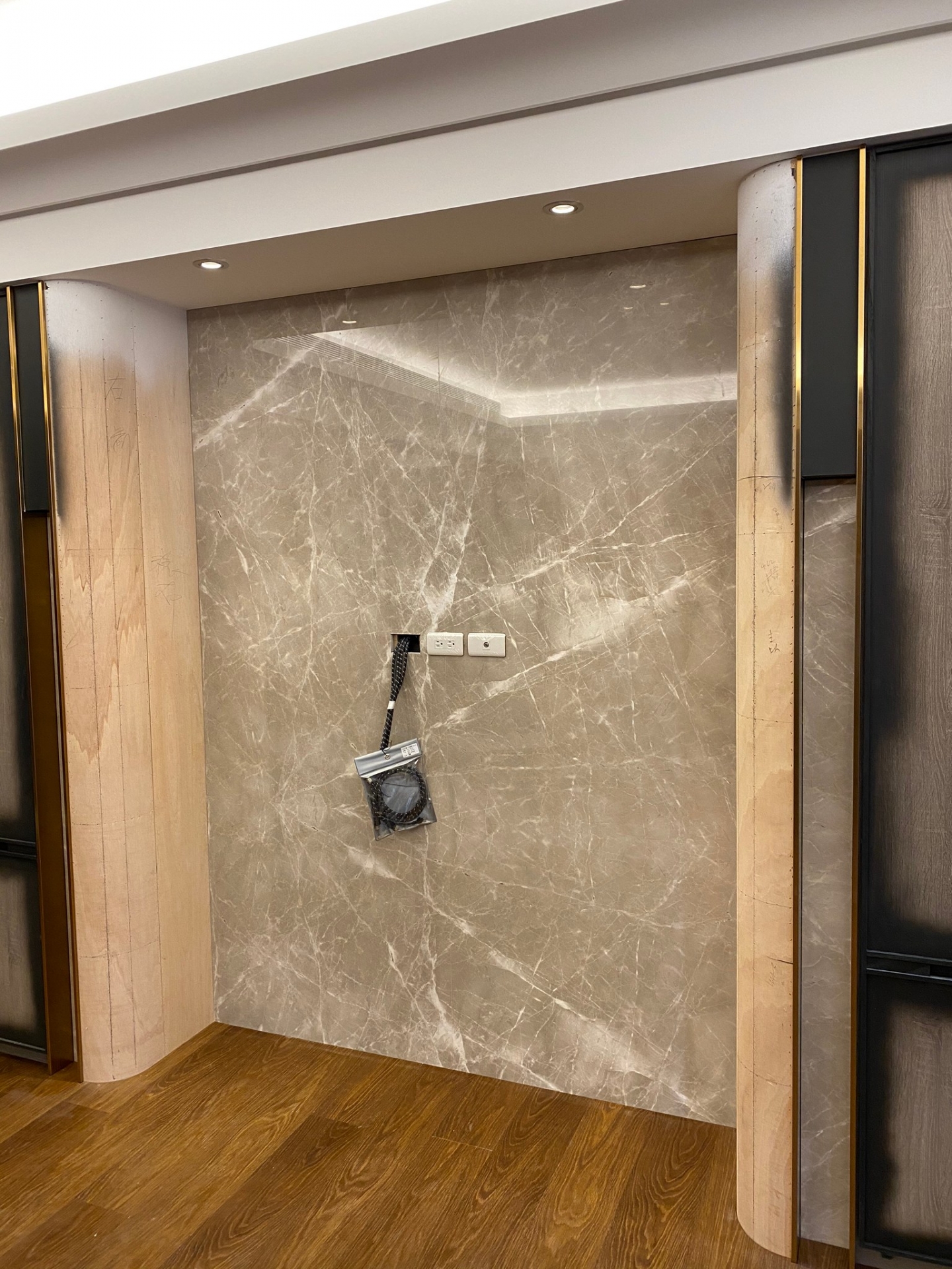 杜布尼克灰-電視牆