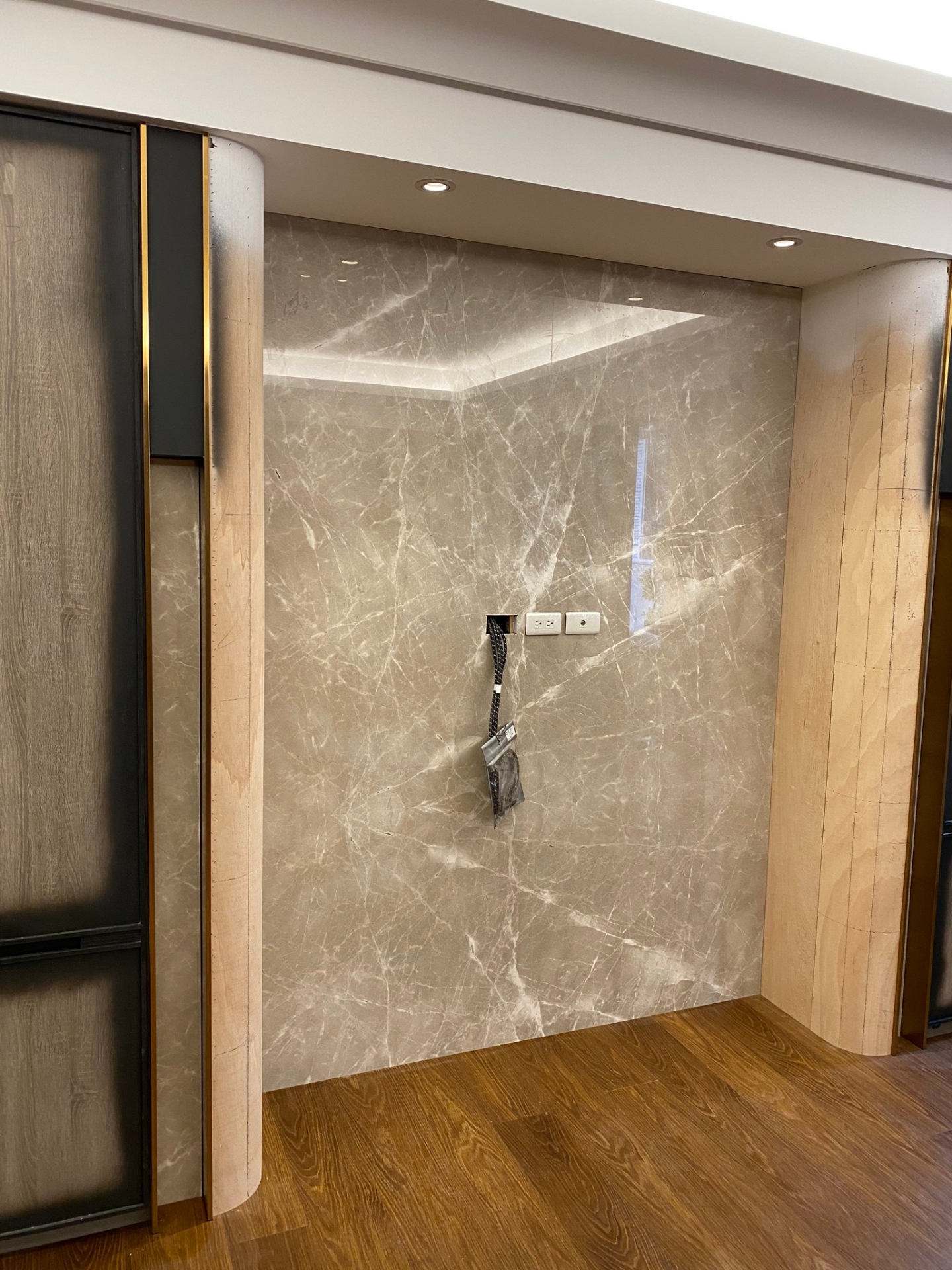 杜布尼克灰-電視牆