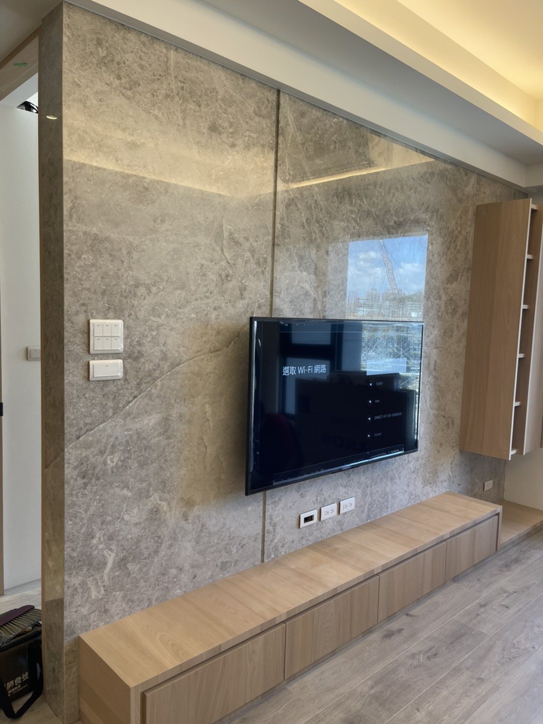 布羅克灰-電視牆