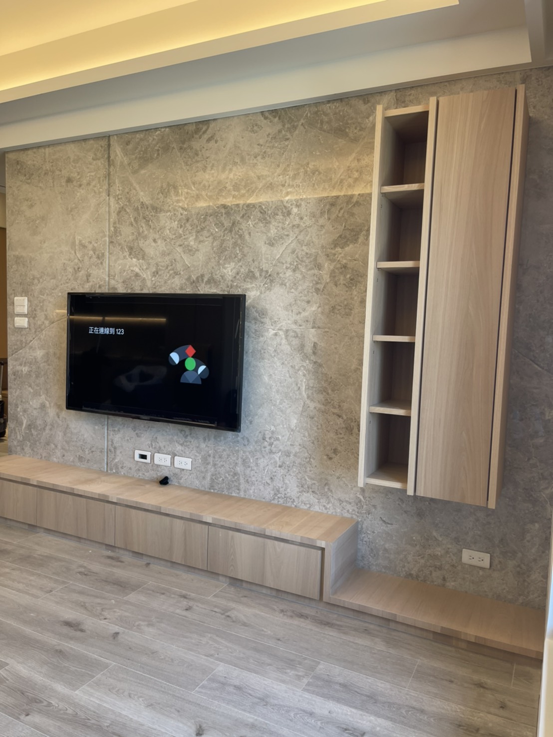 布羅克灰-電視牆