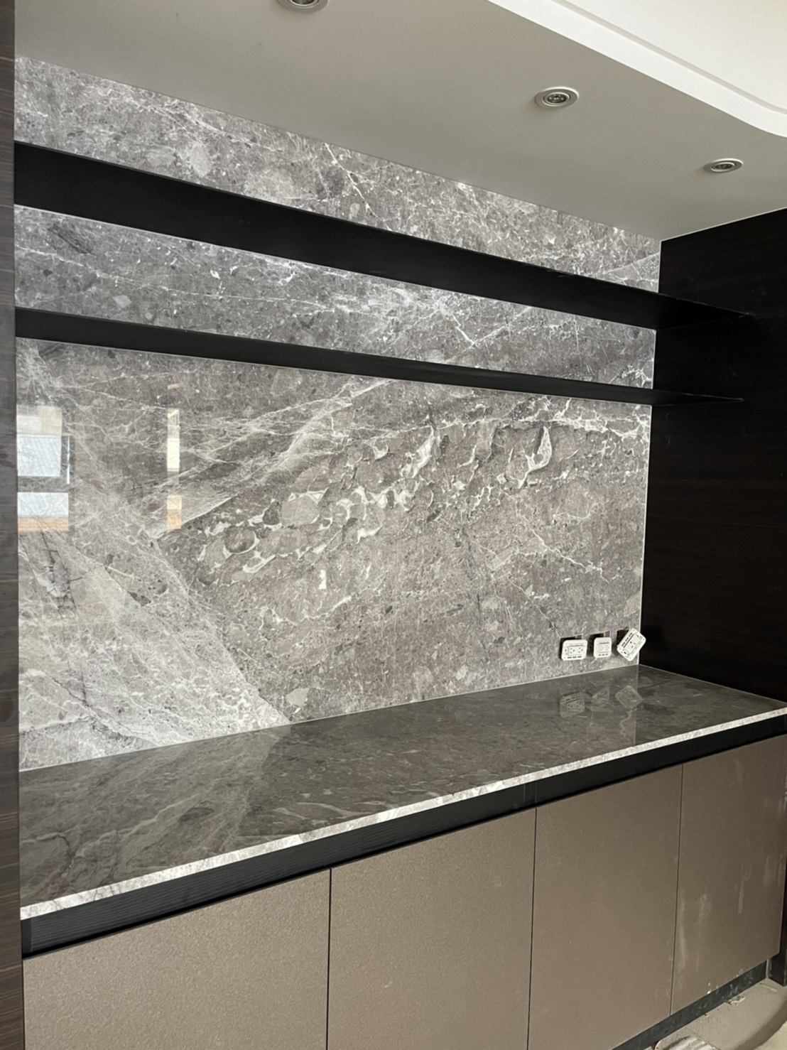 雅典娜灰-餐廳牆