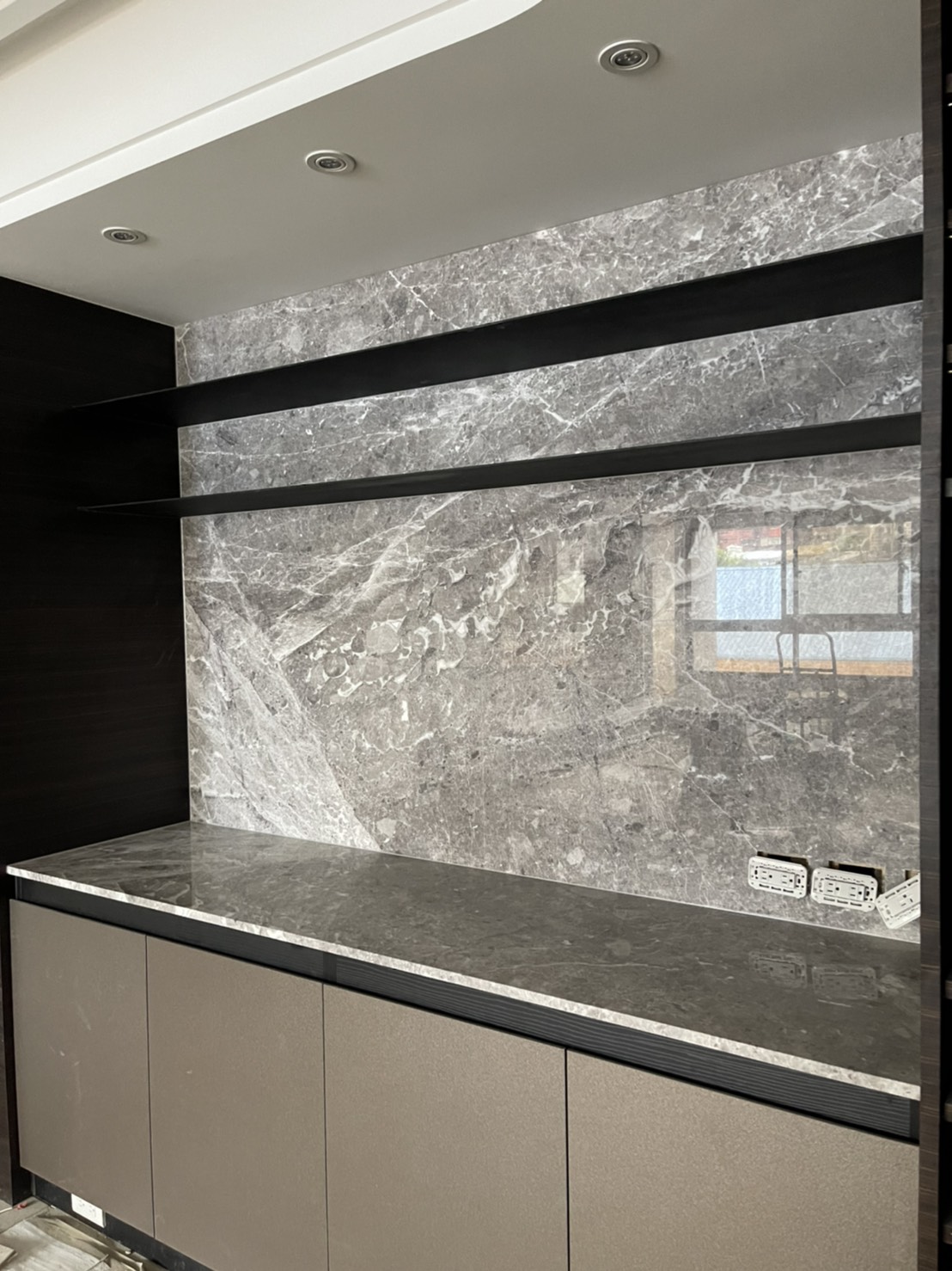 雅典娜灰-餐廳牆