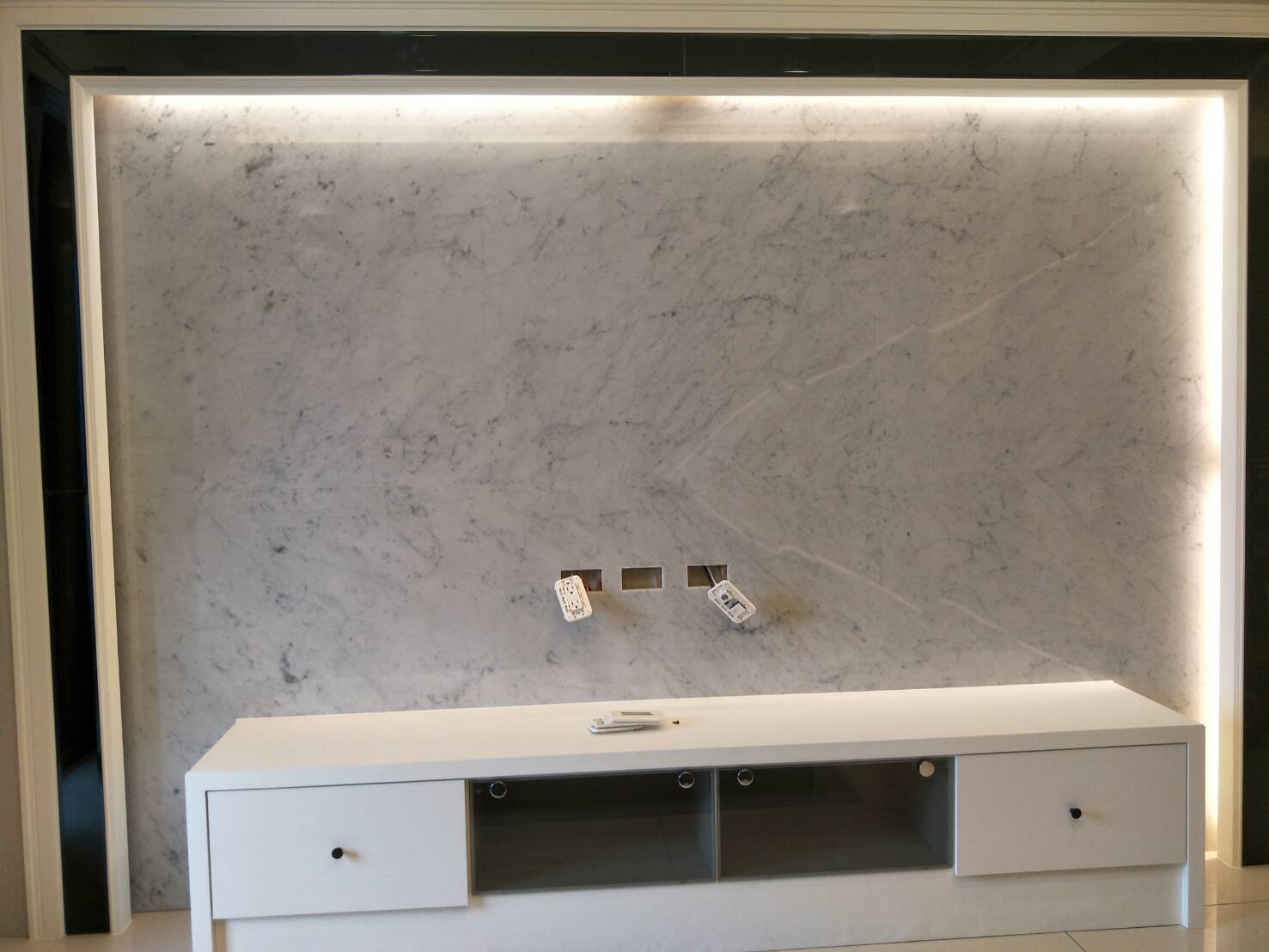 雪白卡拉拉-電視牆