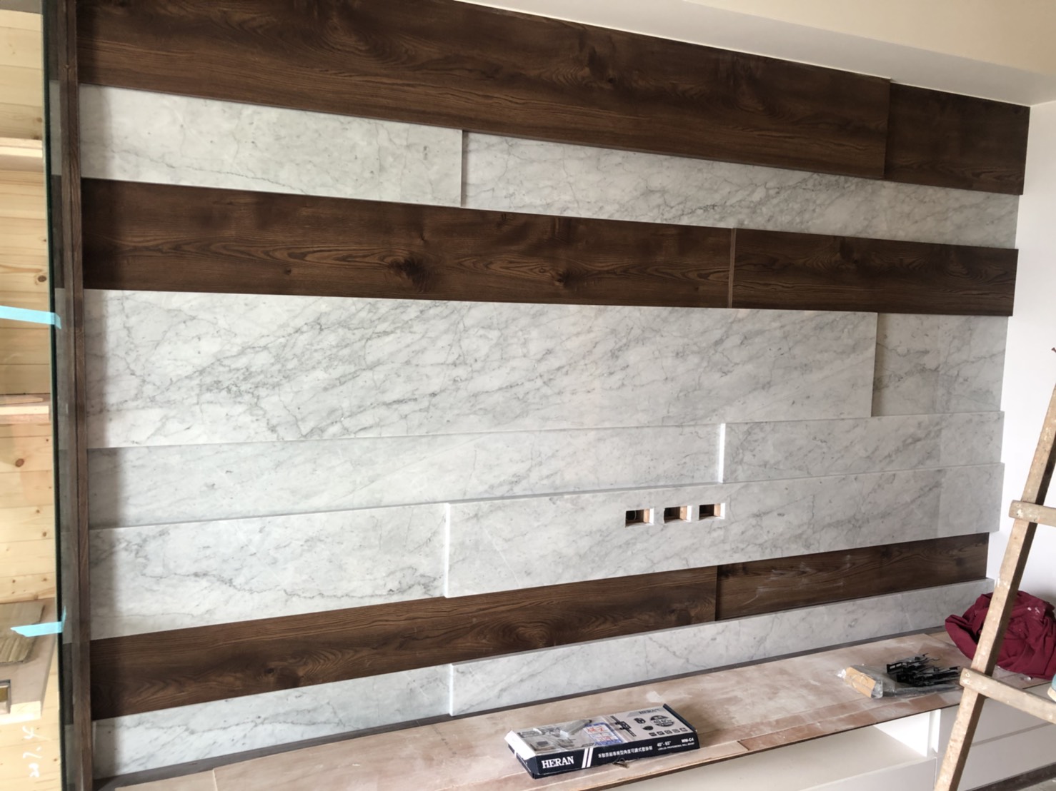 卡拉拉白-電視牆