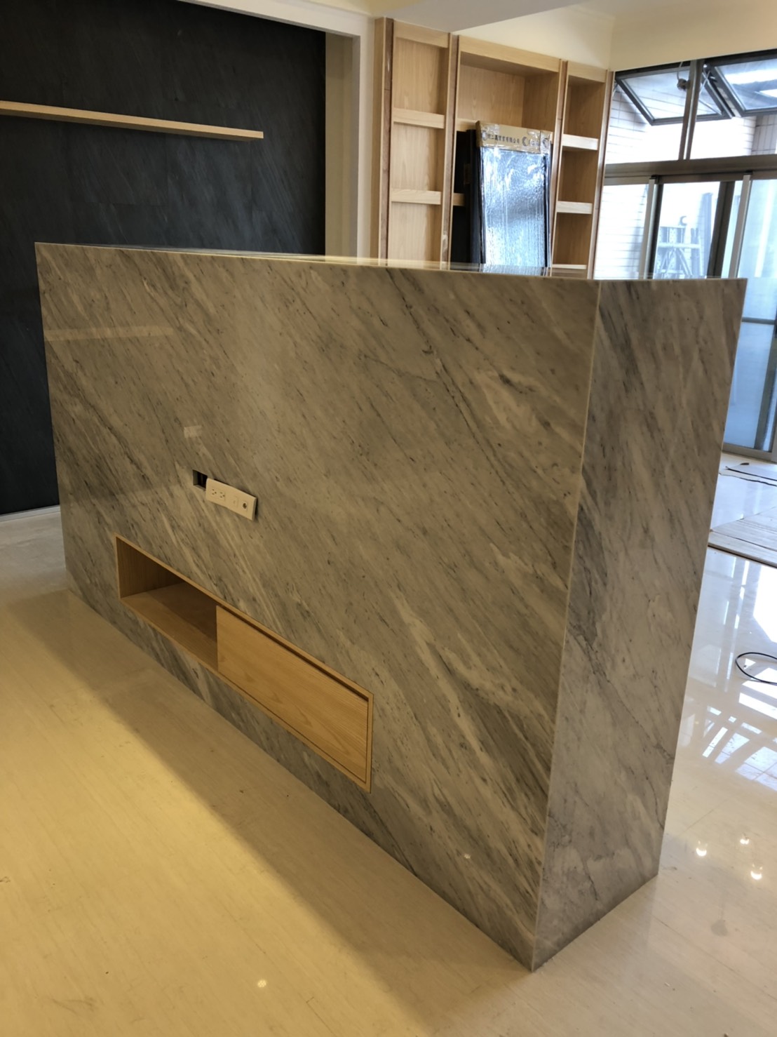 卡拉拉白-電視牆